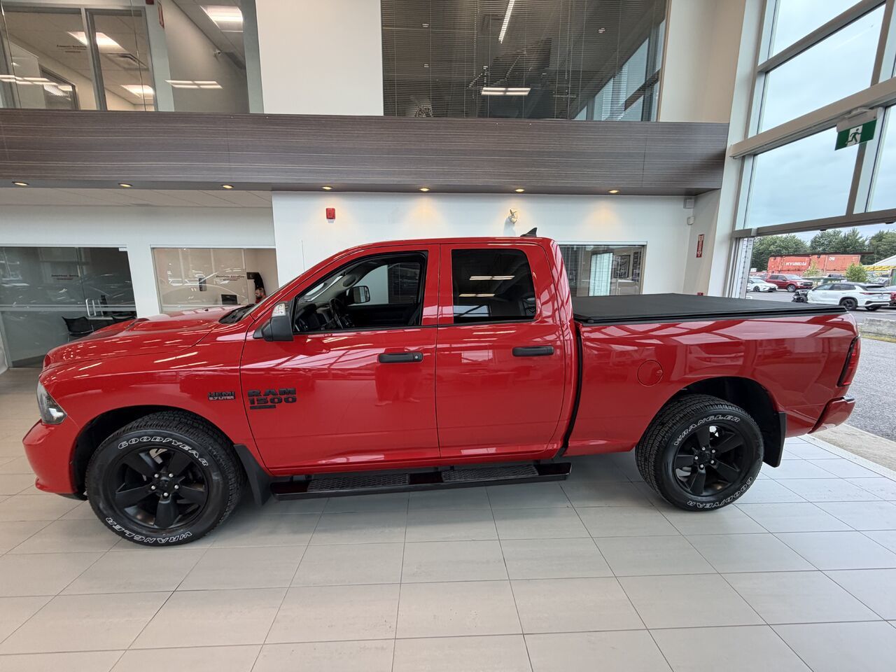 Photo Ram 1500 Classic Express Quad Cab 4x4 caisse de 6 pi 4 po 2021 #5