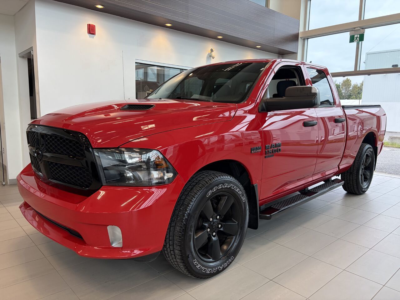 Photo Ram 1500 Classic Express Quad Cab 4x4 caisse de 6 pi 4 po 2021 #2