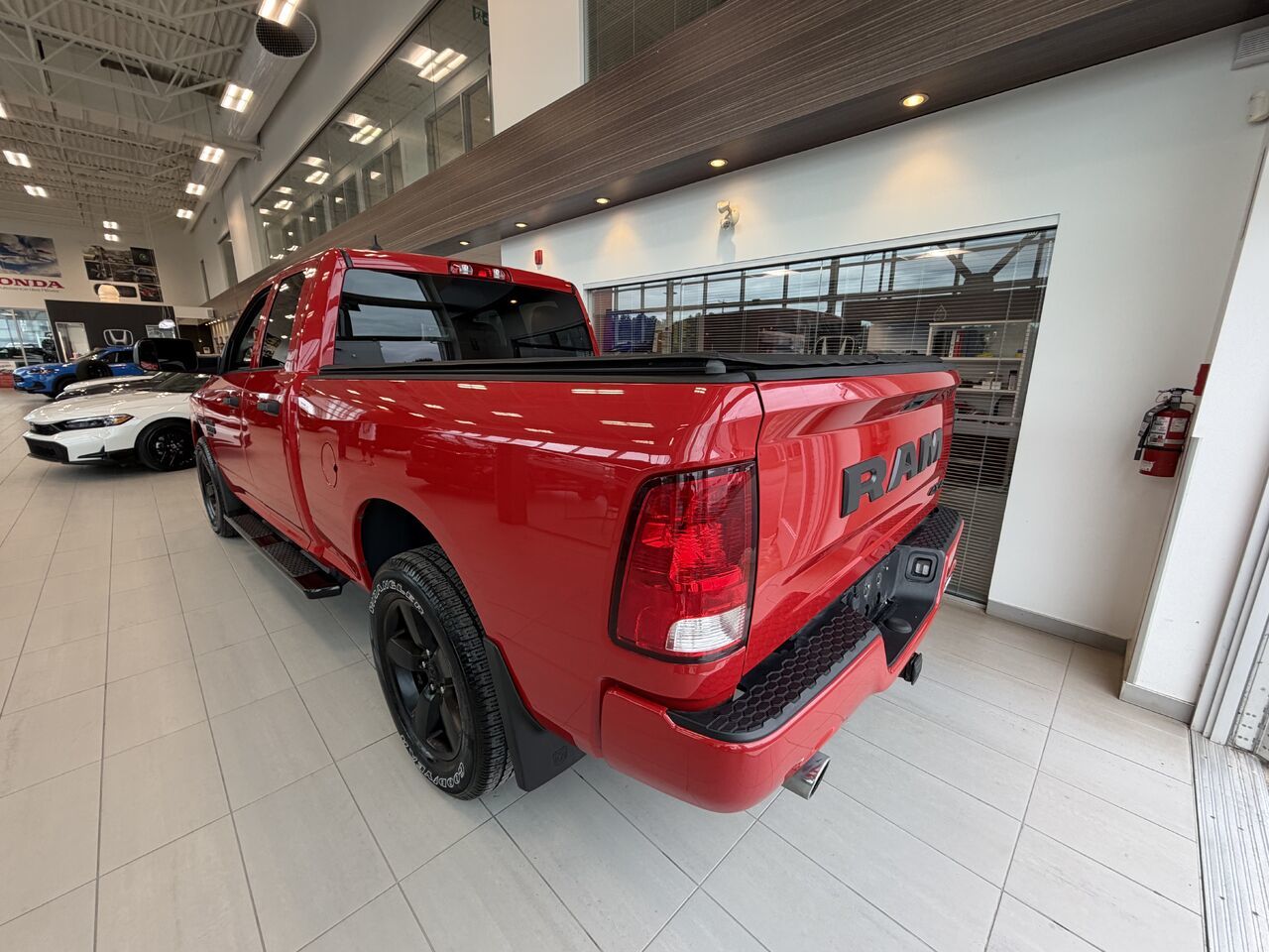 Photo Ram 1500 Classic Express Quad Cab 4x4 caisse de 6 pi 4 po 2021 #6