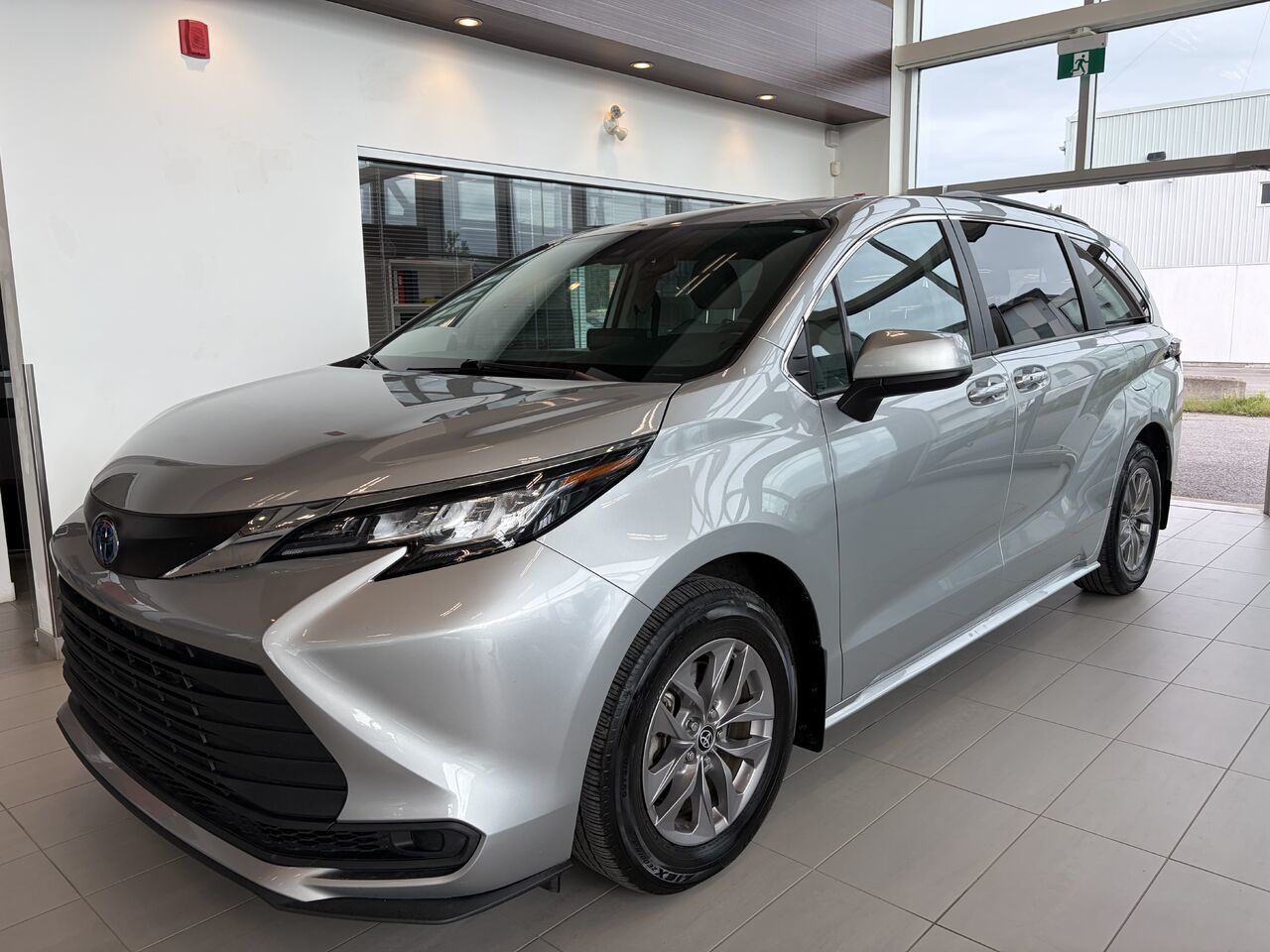 Photo Toyota Sienna LE TI 8 places 2022 #2
