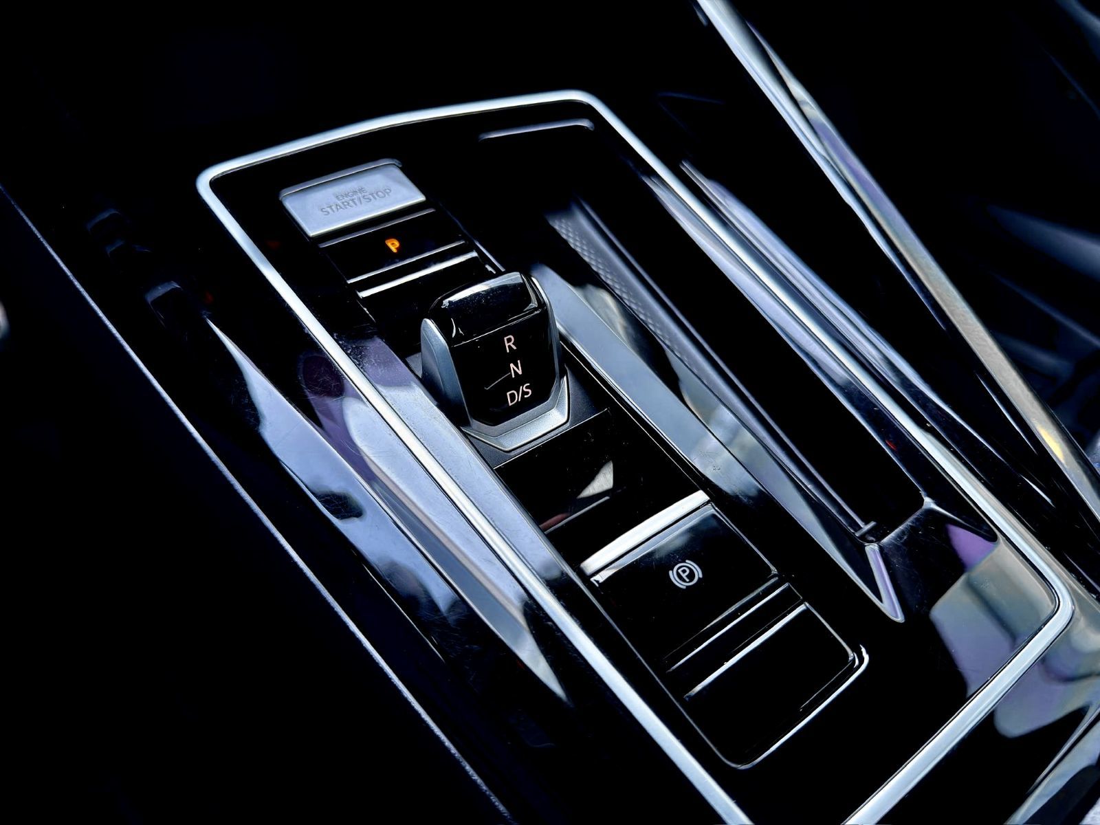 Volkswagen Golf R Black Edition 2025-32