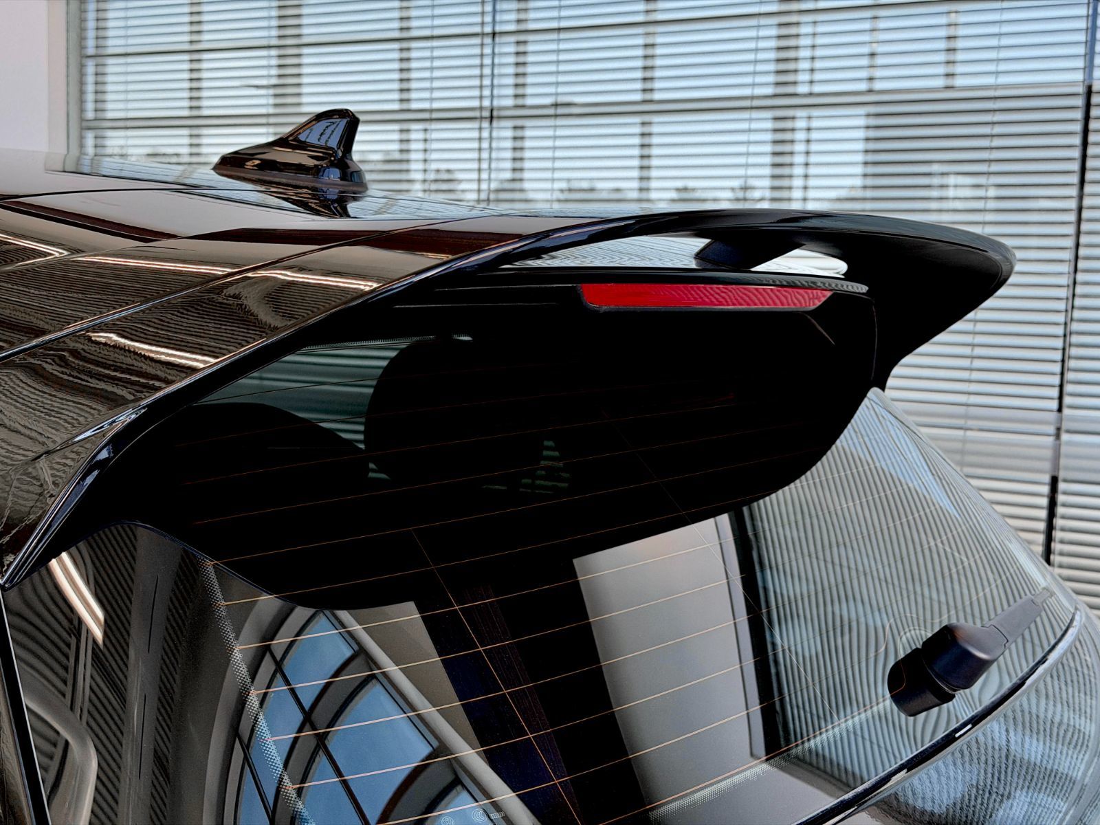 Volkswagen Golf R Black Edition 2025-15