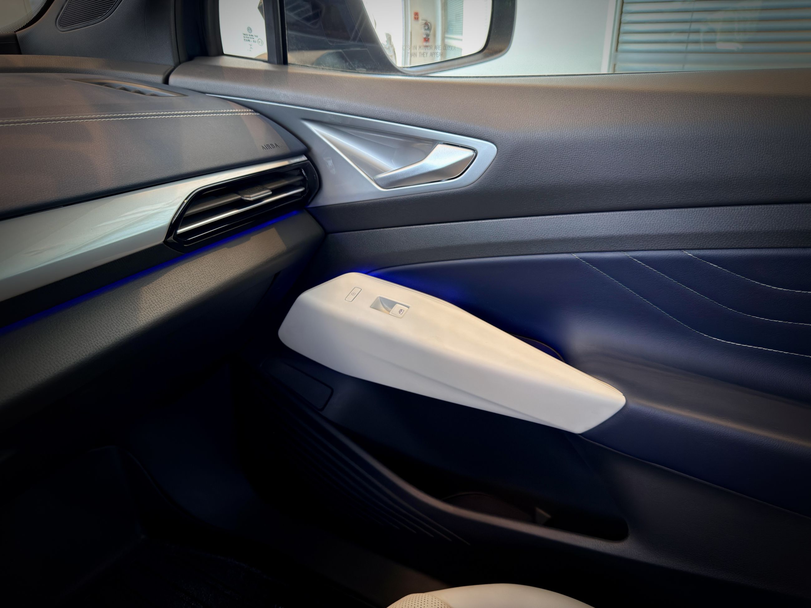 2023 Volkswagen ID.4 Pro S AWD-32