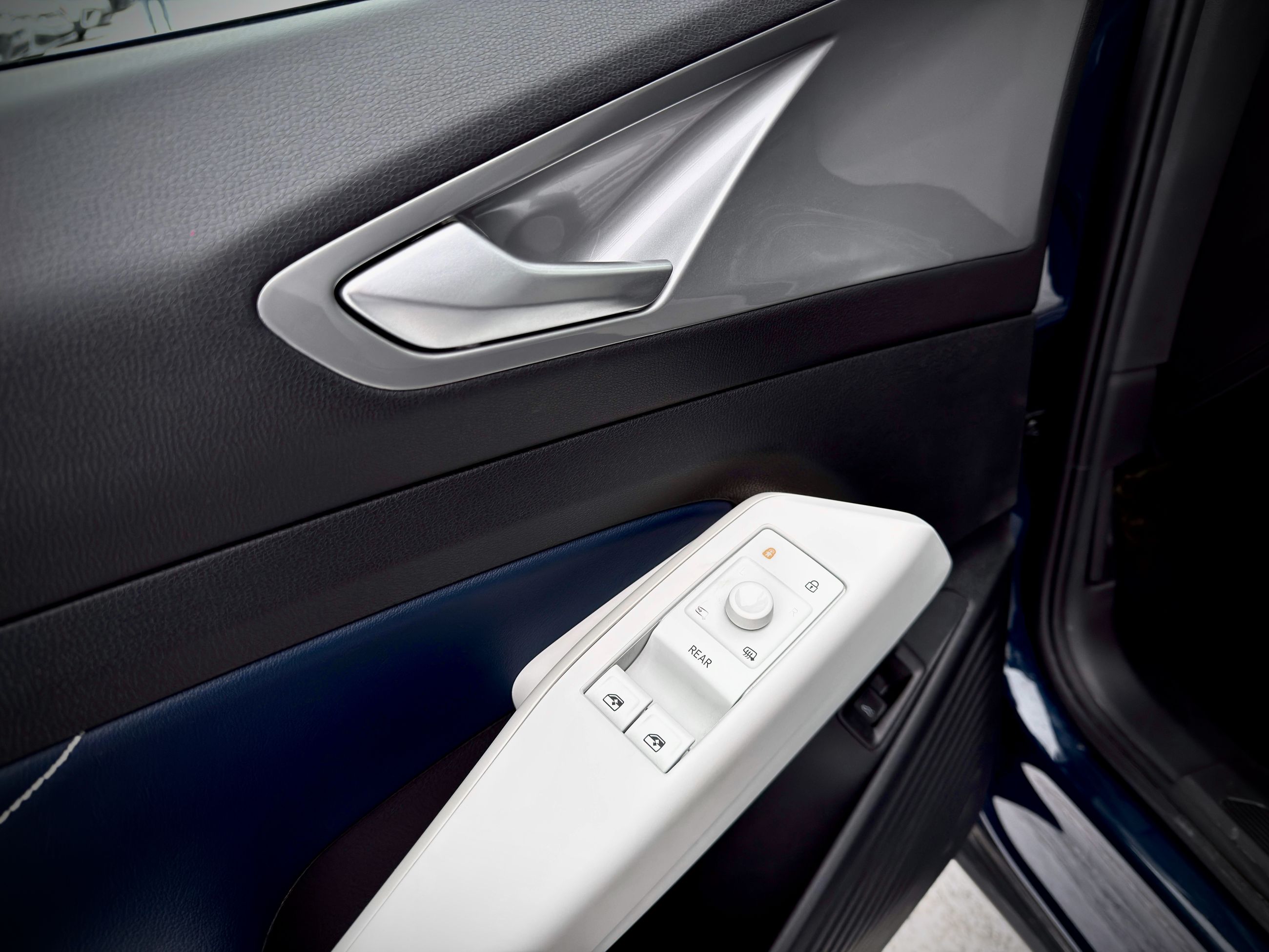 2023 Volkswagen ID.4 Pro-28