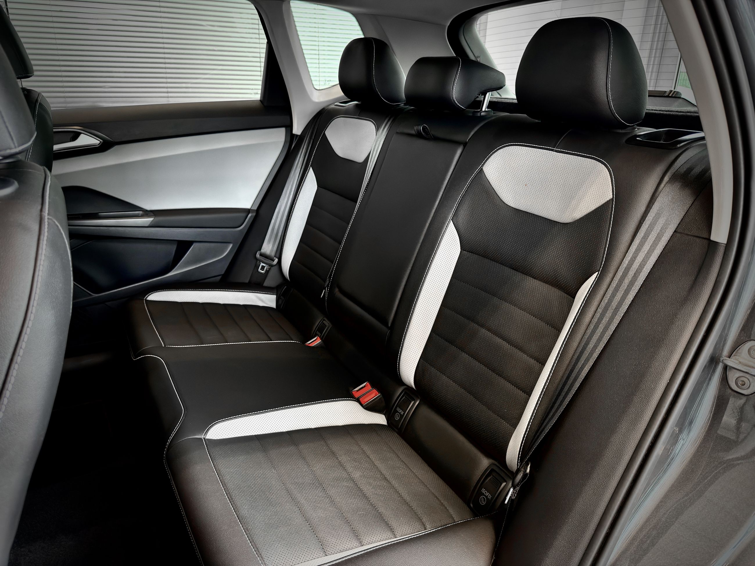 Volkswagen Taos Highline 2023-17