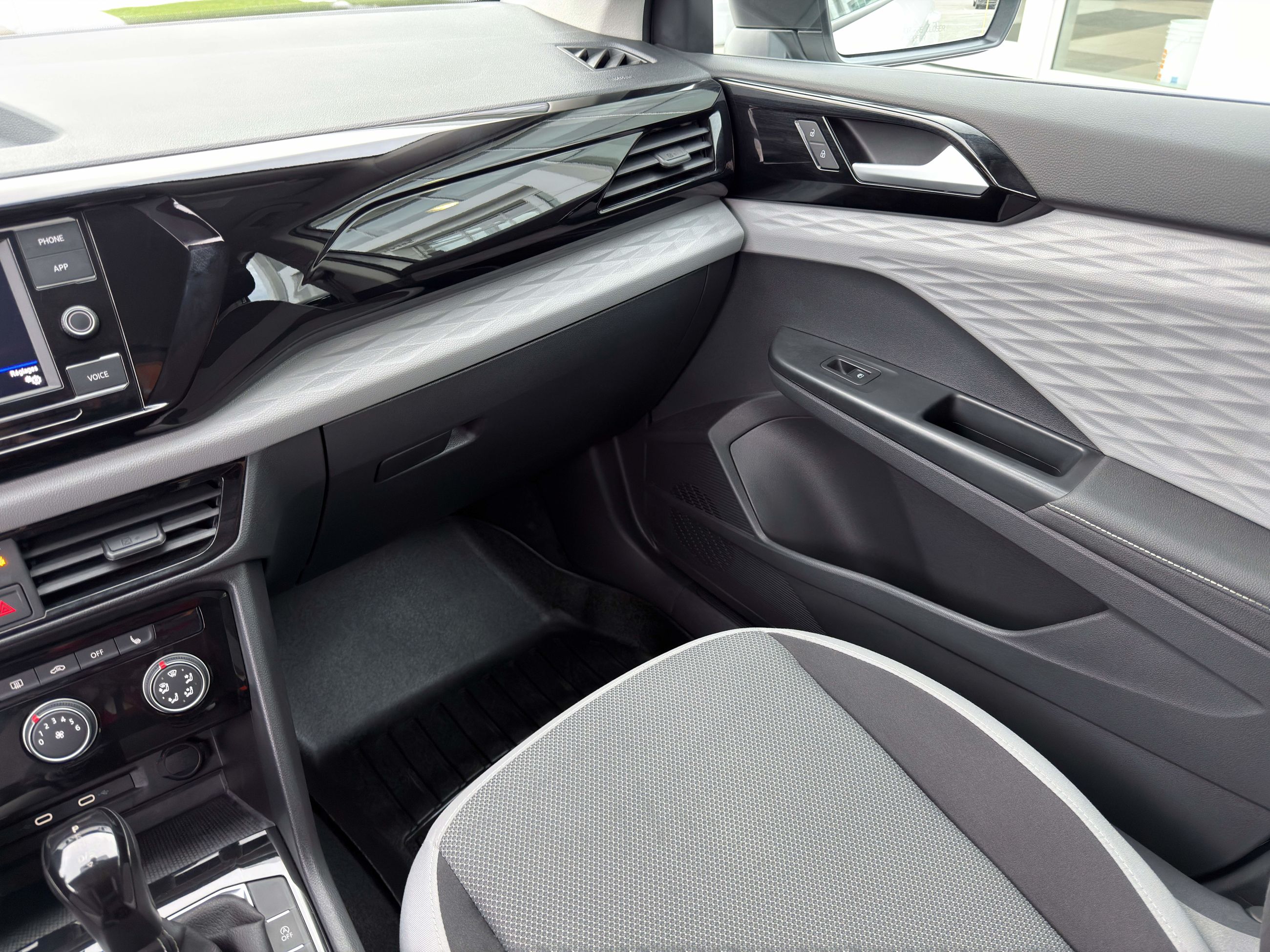 Volkswagen Taos Trendline 2024-18