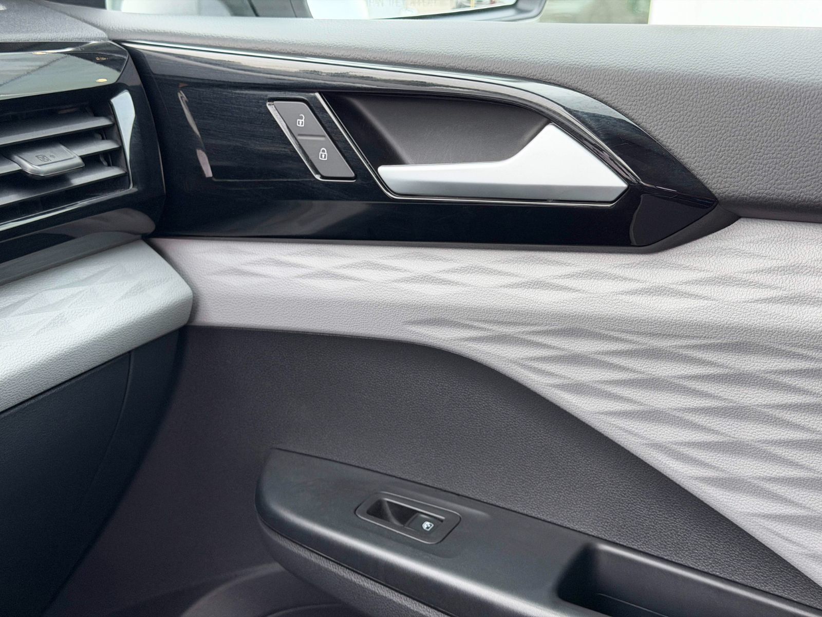 Volkswagen Taos Trendline 2024-28