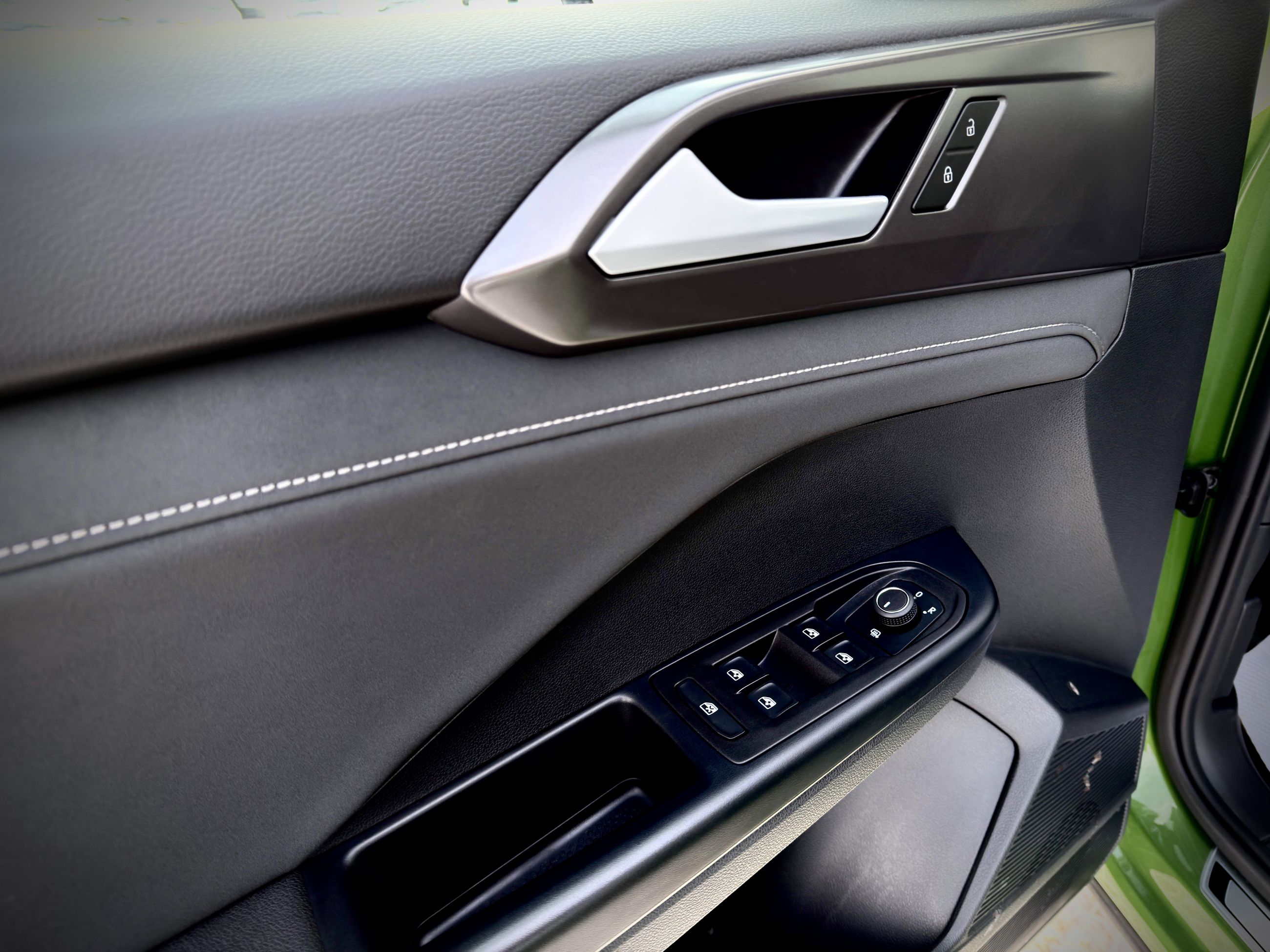 Volkswagen Taos Comfortline Black Edition 2025-28