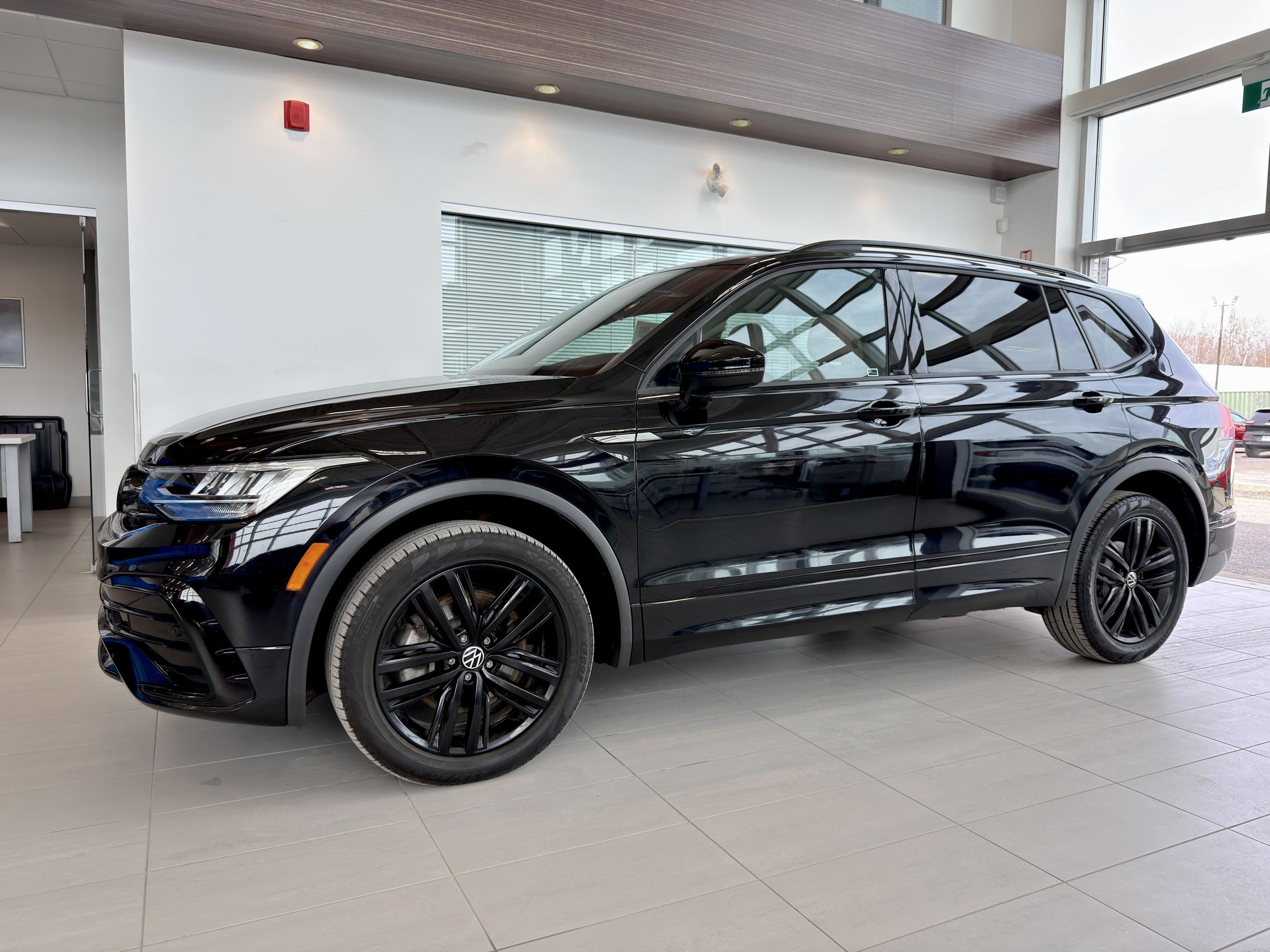 [2022] [Volkswagen] [Tiguan] [Comfortline R-Line Black Edition] - [Villeneuve Honda Joliette]
