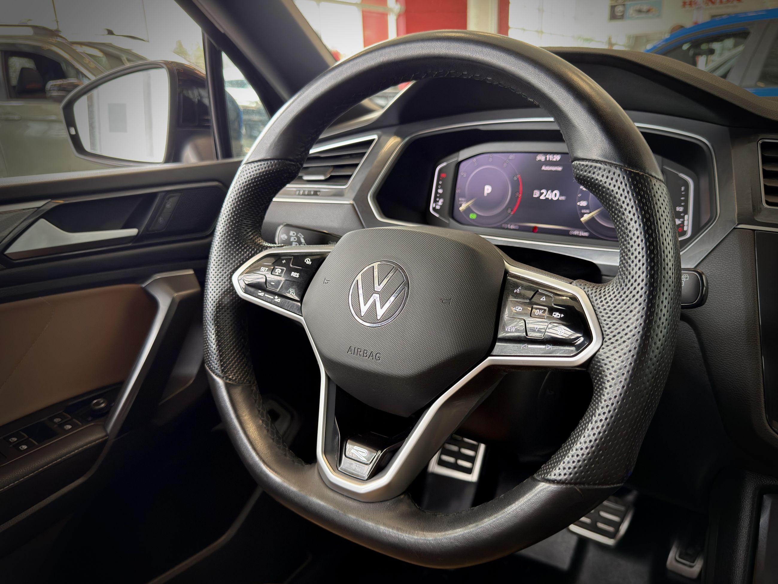 2022 Volkswagen Tiguan Comfortline R-Line Black Edition-24