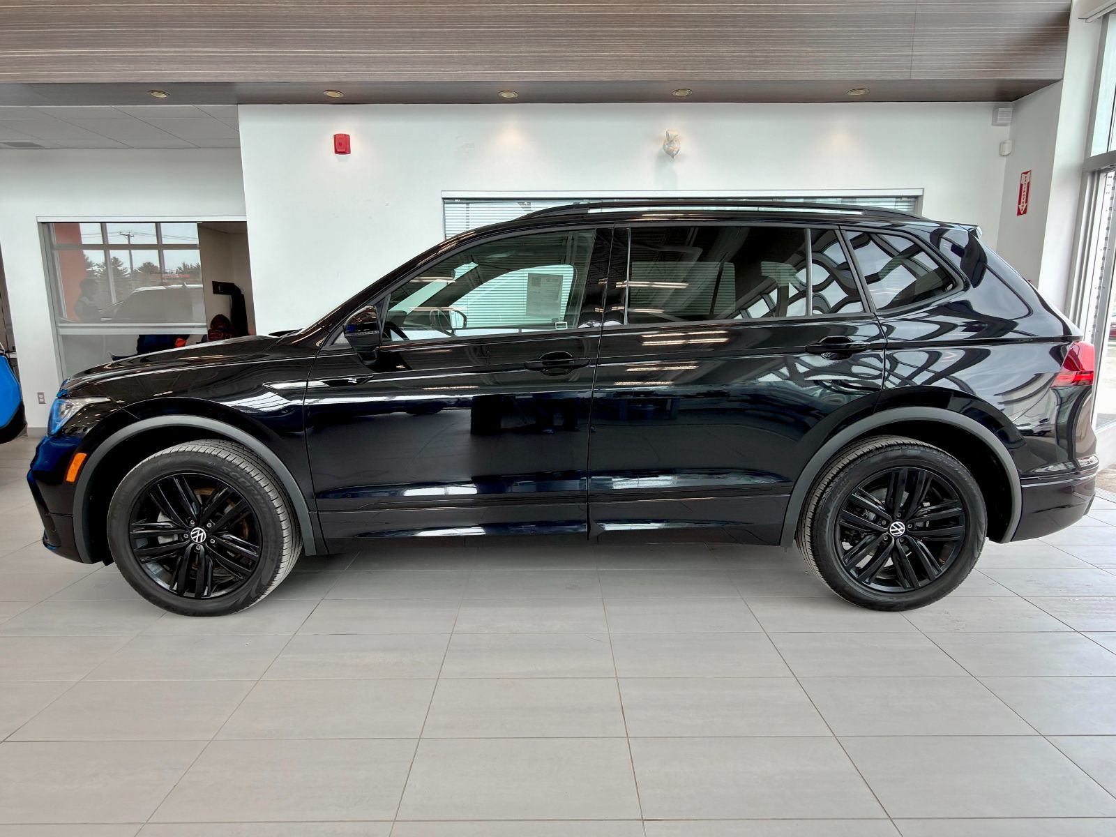 2022 Volkswagen Tiguan Comfortline R-Line Black Edition-8
