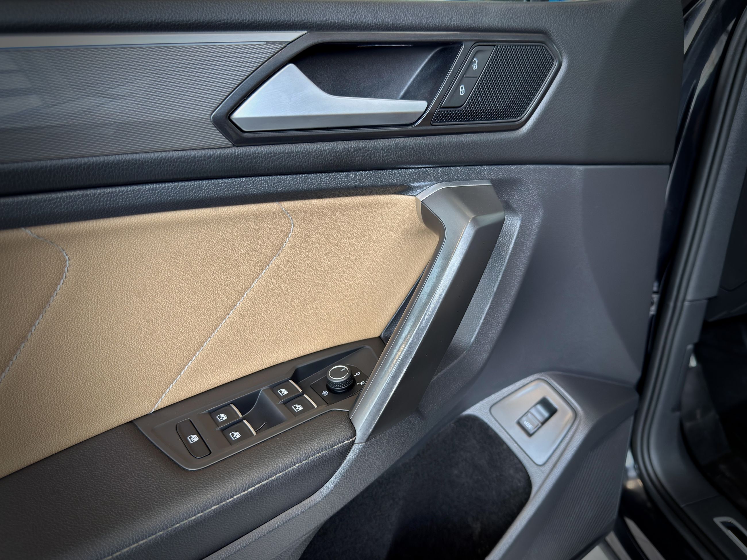 2022 Volkswagen Tiguan Comfortline R-Line Black Edition-32
