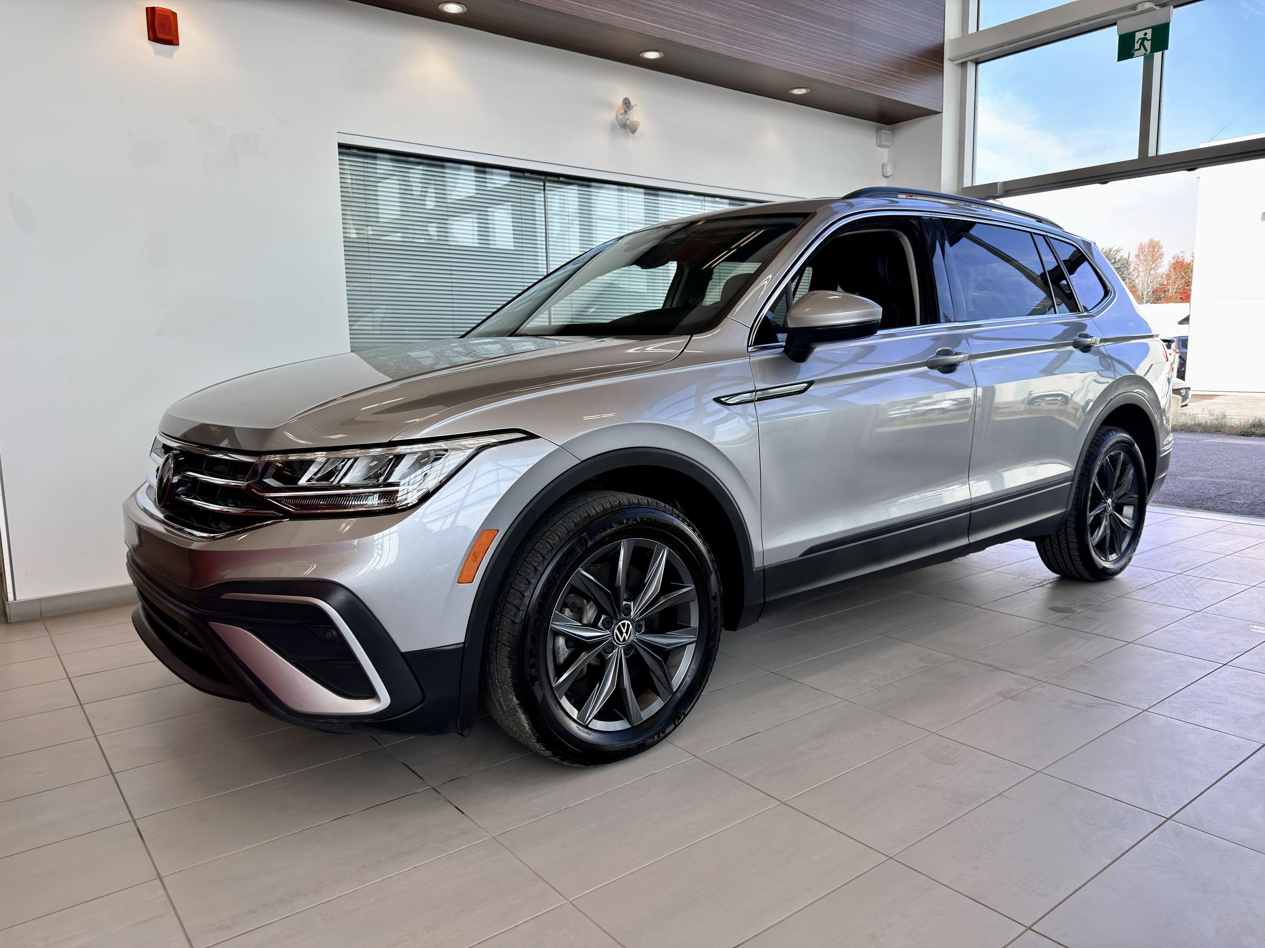 Photo Volkswagen Tiguan Comfortline 7 PASSAGERS 2023 #3