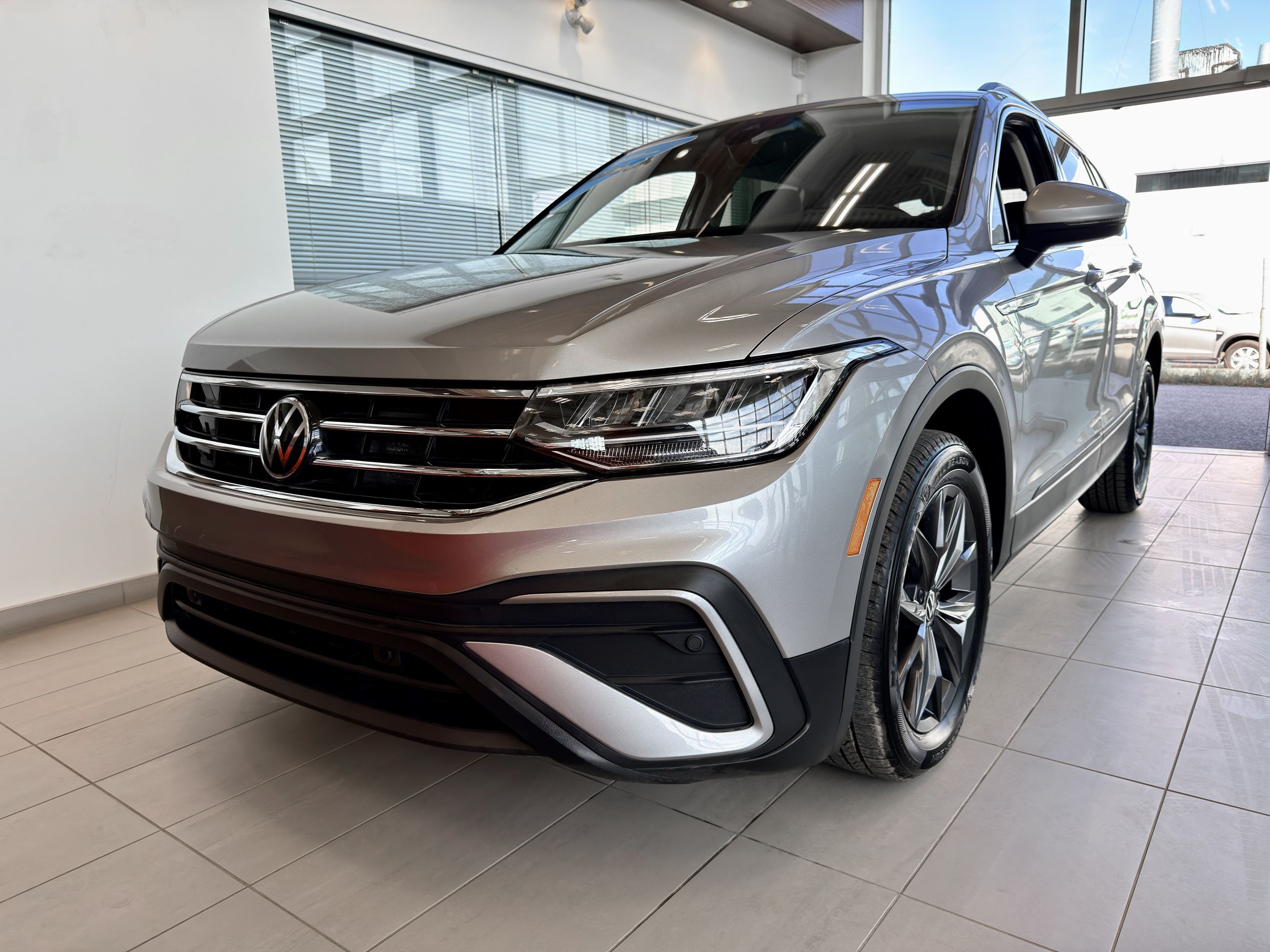 Photo Volkswagen Tiguan Comfortline 7 PASSAGERS 2023 #4