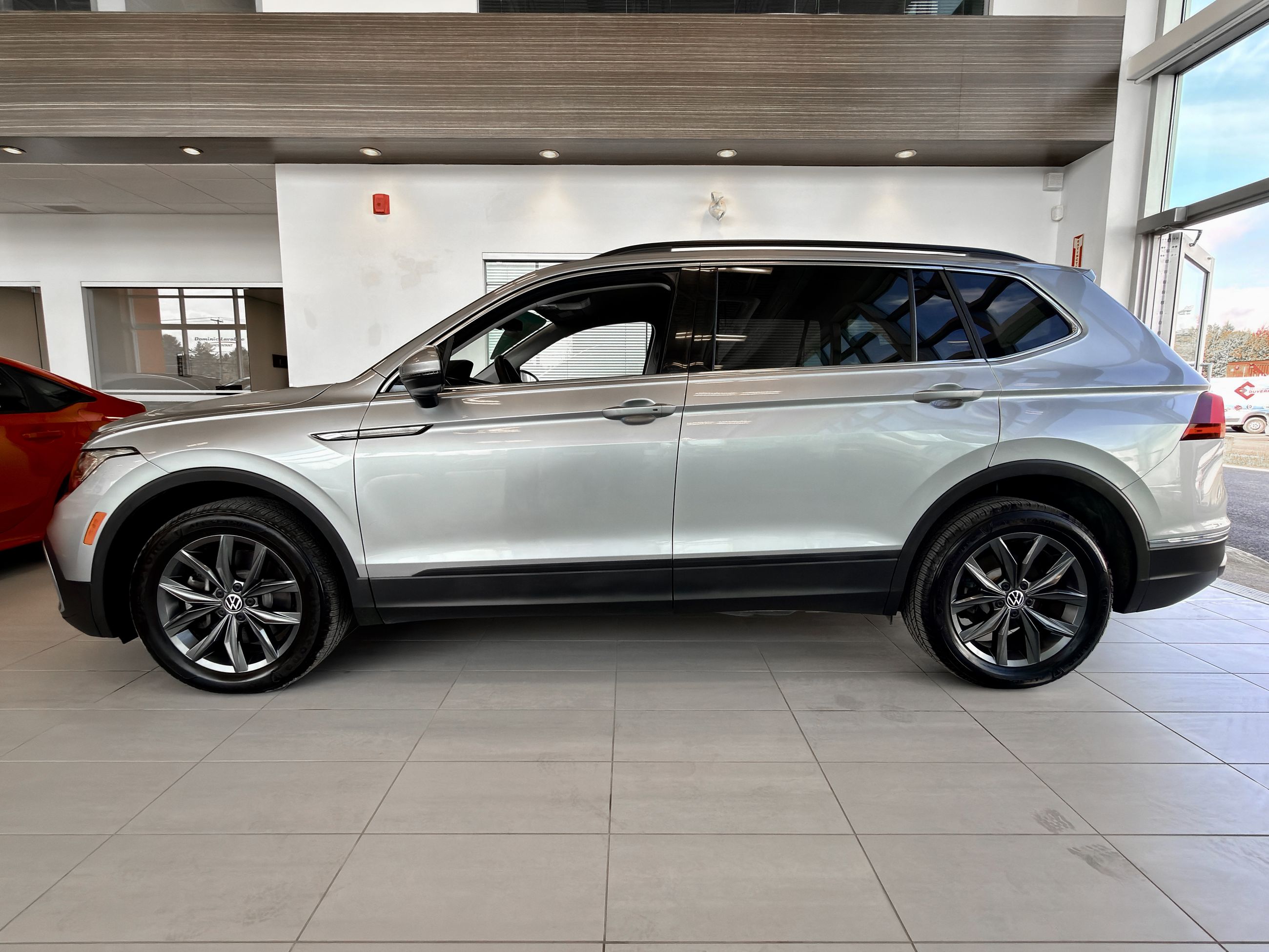 Photo Volkswagen Tiguan Comfortline 7 PASSAGERS 2023 #8