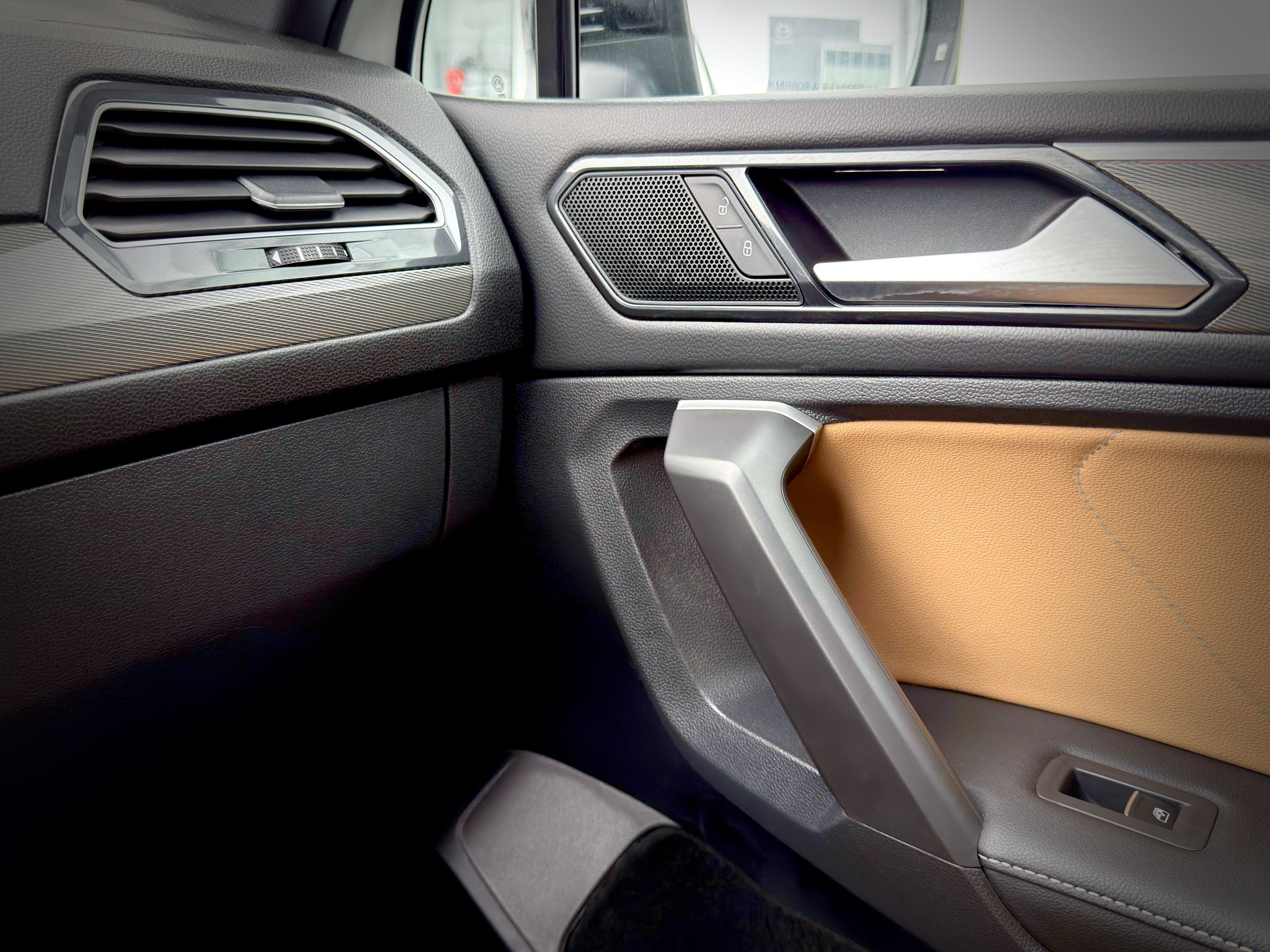 Volkswagen Tiguan Comfortline R-Line Black Edition 2024-37