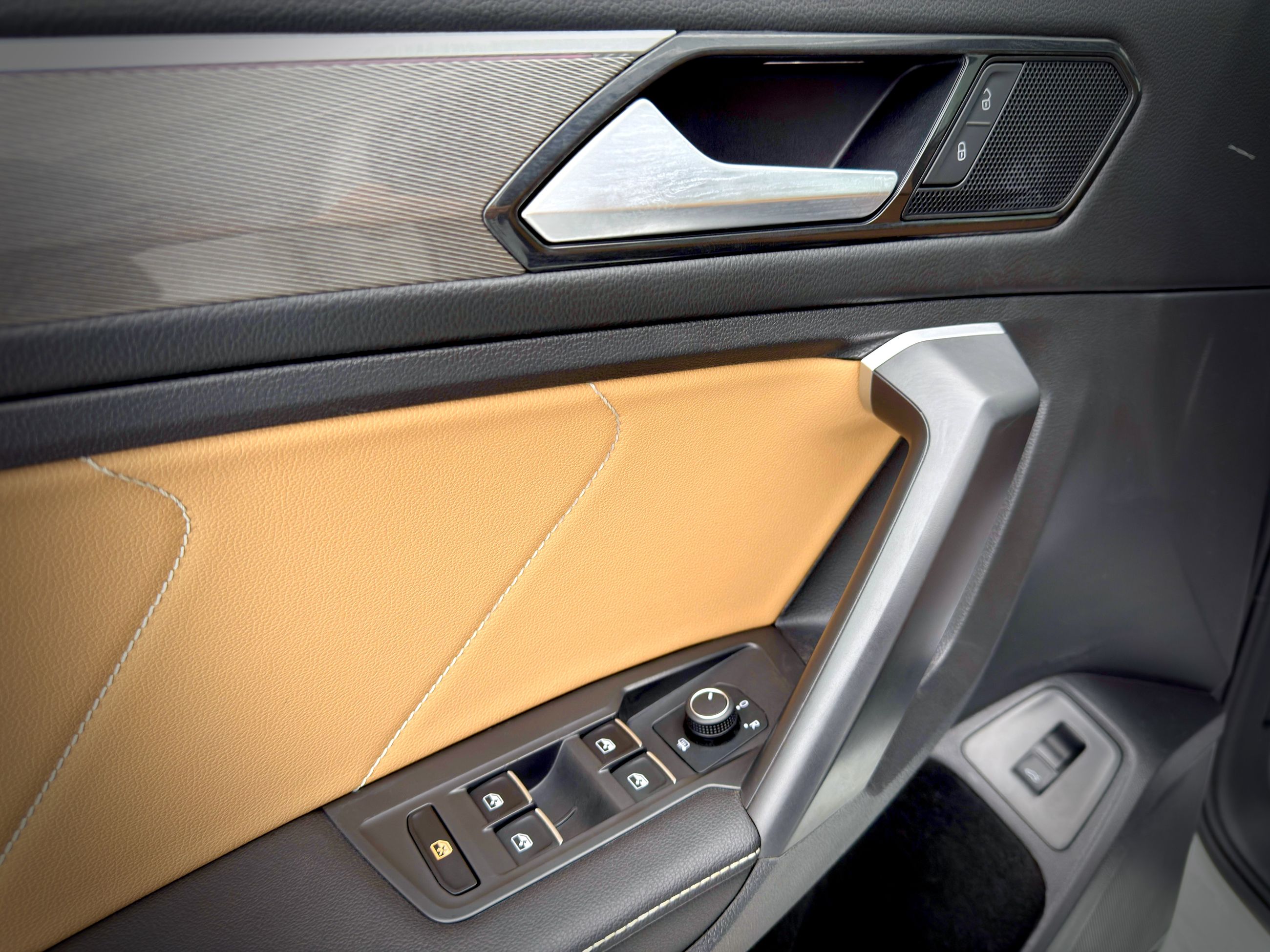 Volkswagen Tiguan Comfortline R-Line Black Edition 2024-36