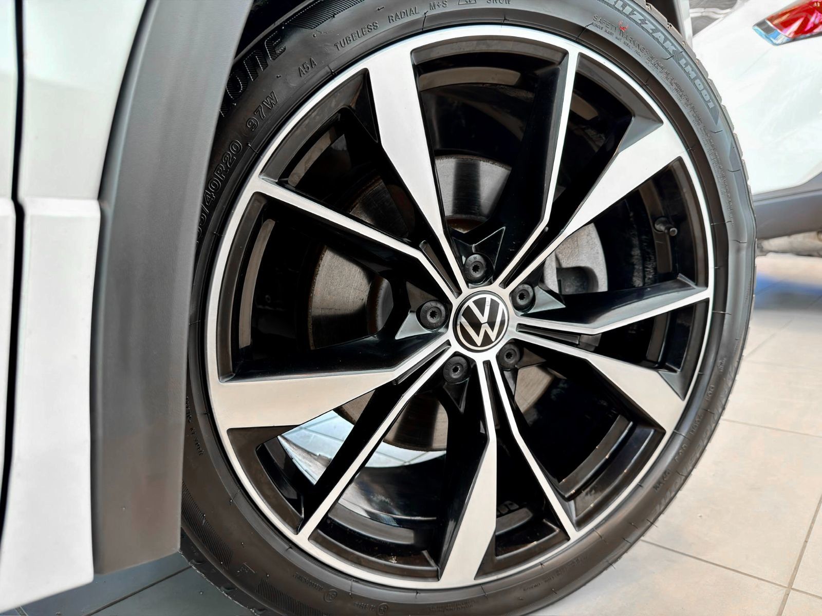 Volkswagen Tiguan Highline R-Line 2024-13