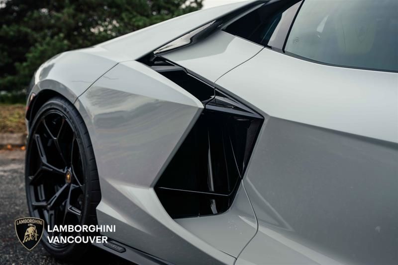 2024 Lamborghini Revuelto