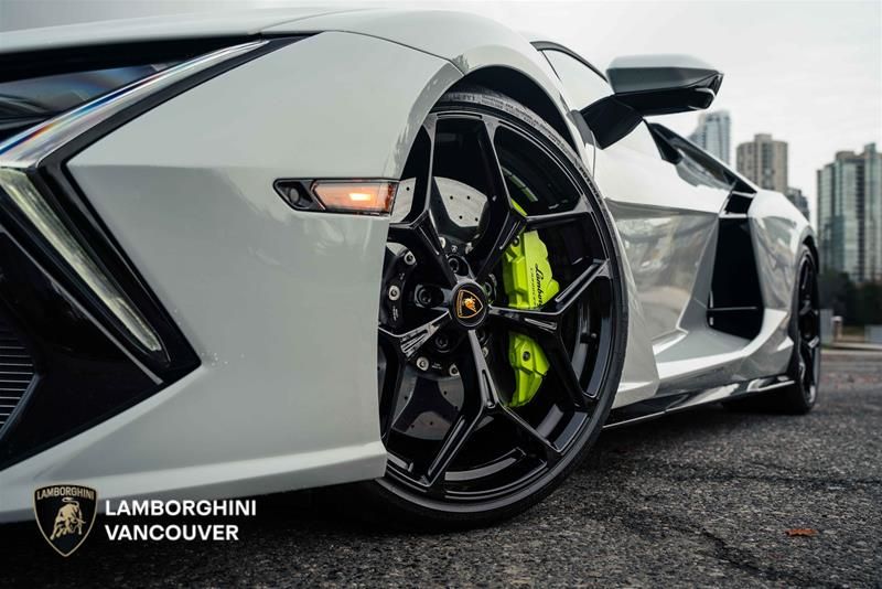 2024 Lamborghini Revuelto