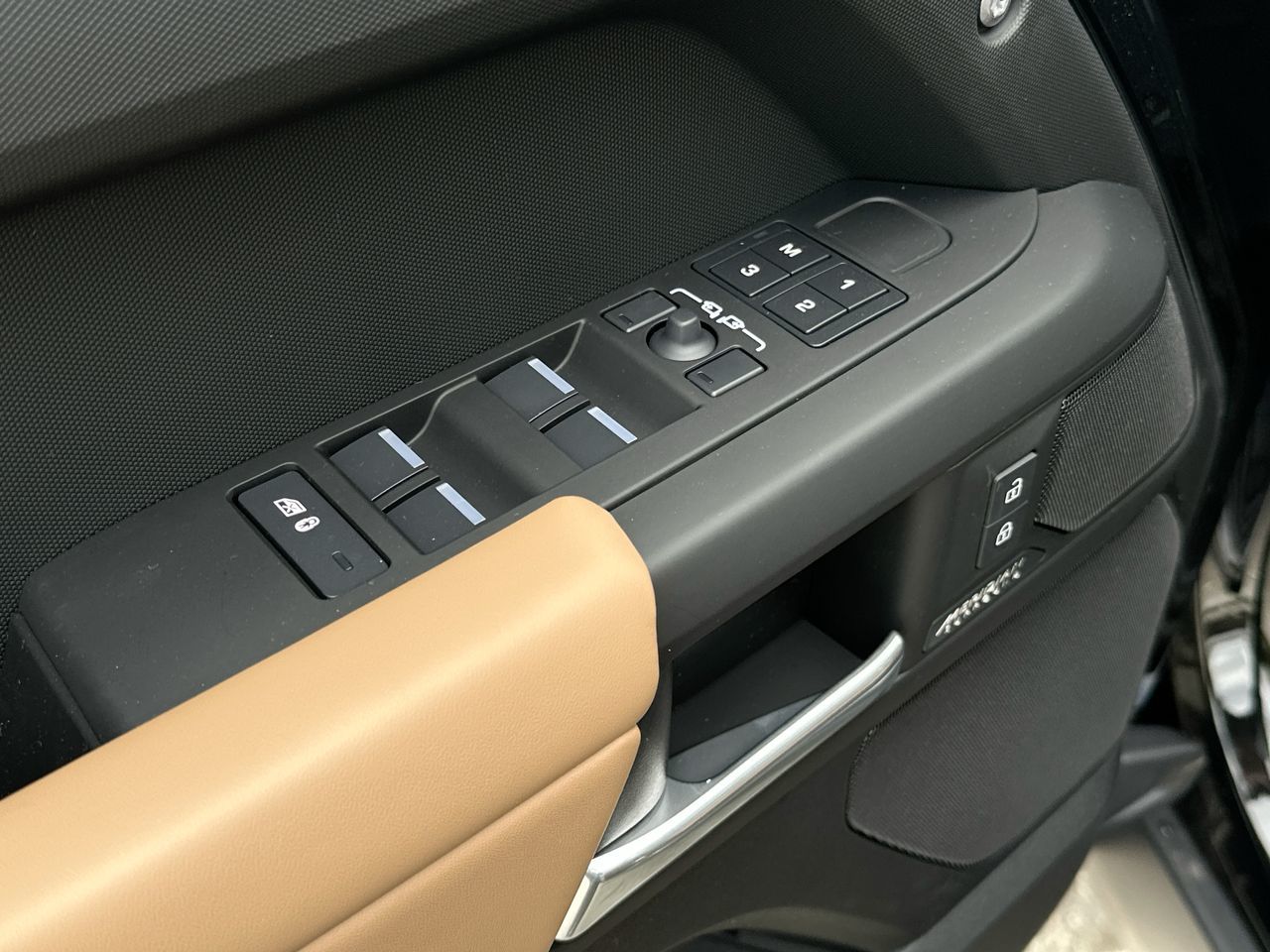 2025 Land Rover DEFENDER 110 Mild Hybrid in North Vancouver, British Columbia