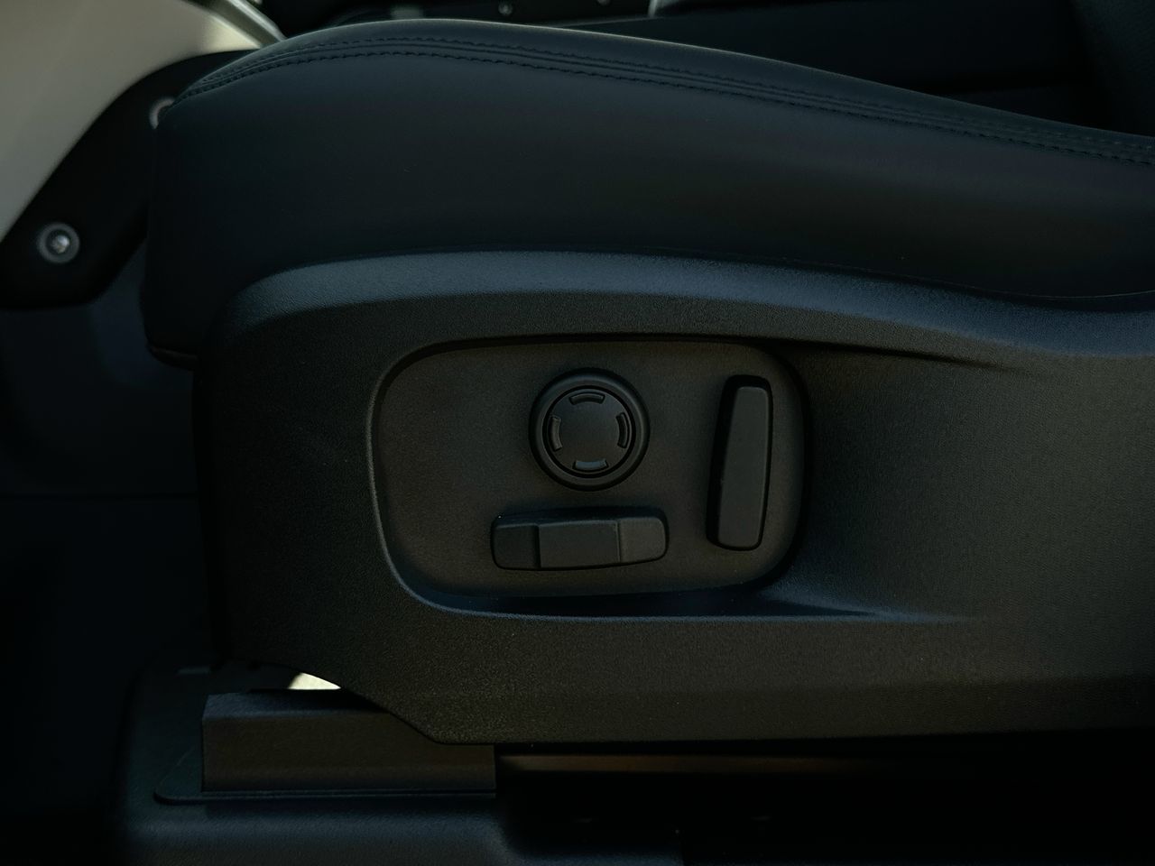2025 Land Rover Defender 110 in North Vancouver, British Columbia
