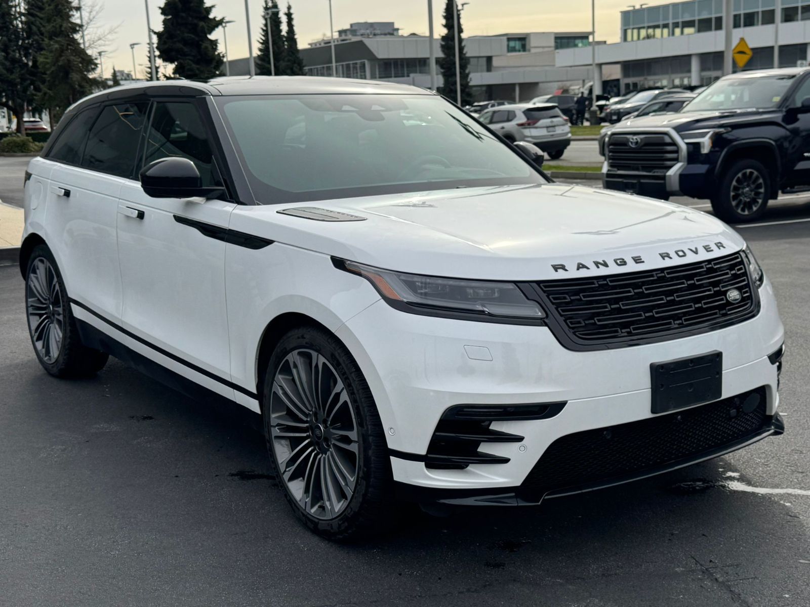Land Rover Range Rover Velar  2024 à North Vancouver, Colombie-Britannique