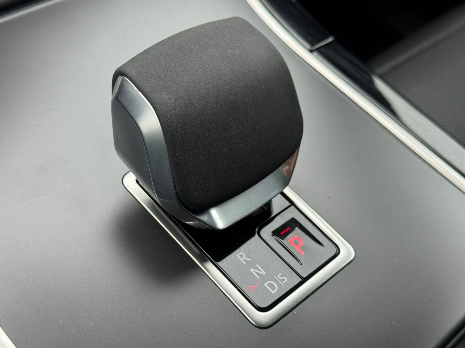 Land Rover Range Rover Velar  2024 à North Vancouver, Colombie-Britannique