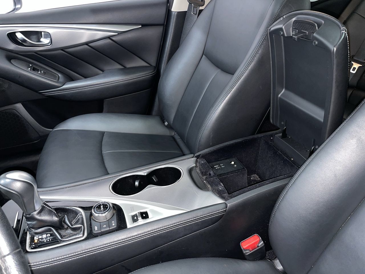 Infiniti Q50  2016 à , Colombie-Britannique
