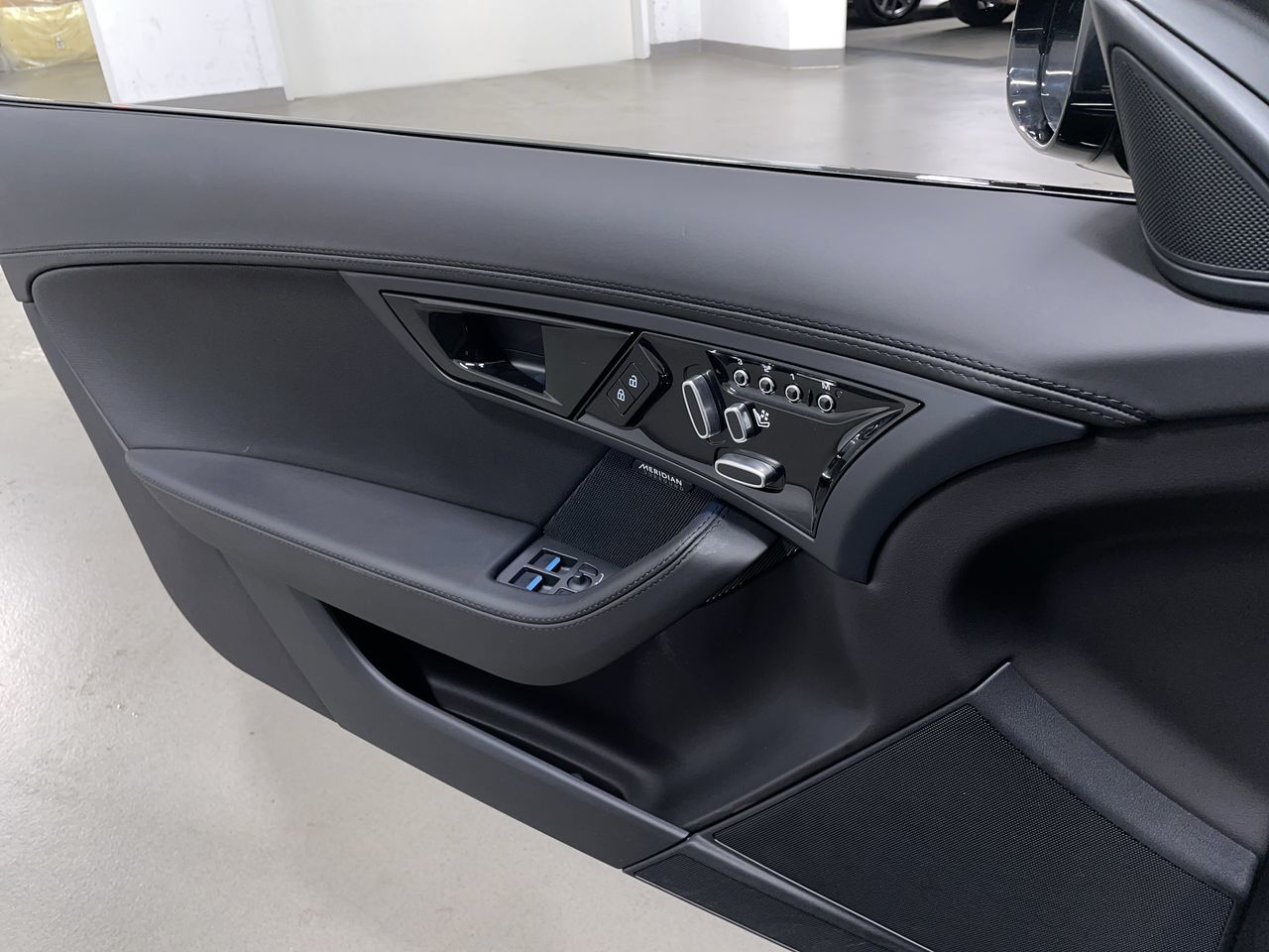 2023  F-Type
