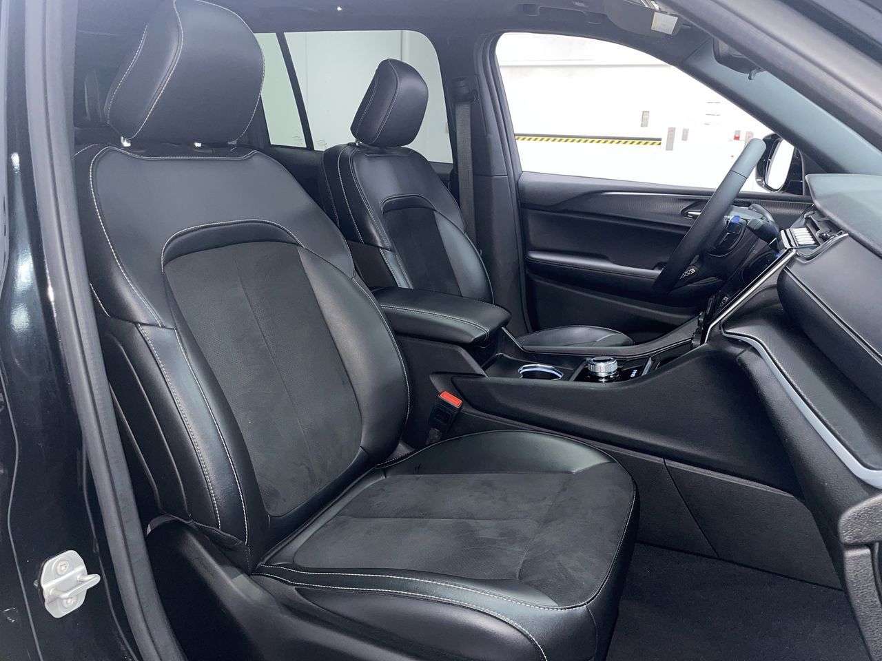 2024  GRAND CHEROKEE LAREDO