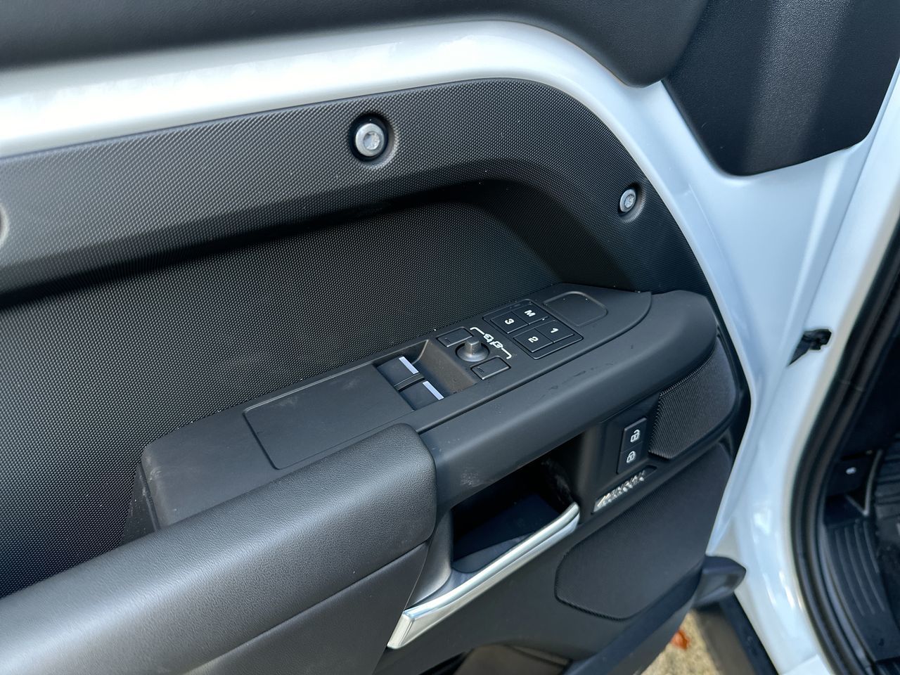 2025 Land Rover DEFENDER 90 Mild Hybrid in Vancouver, British Columbia