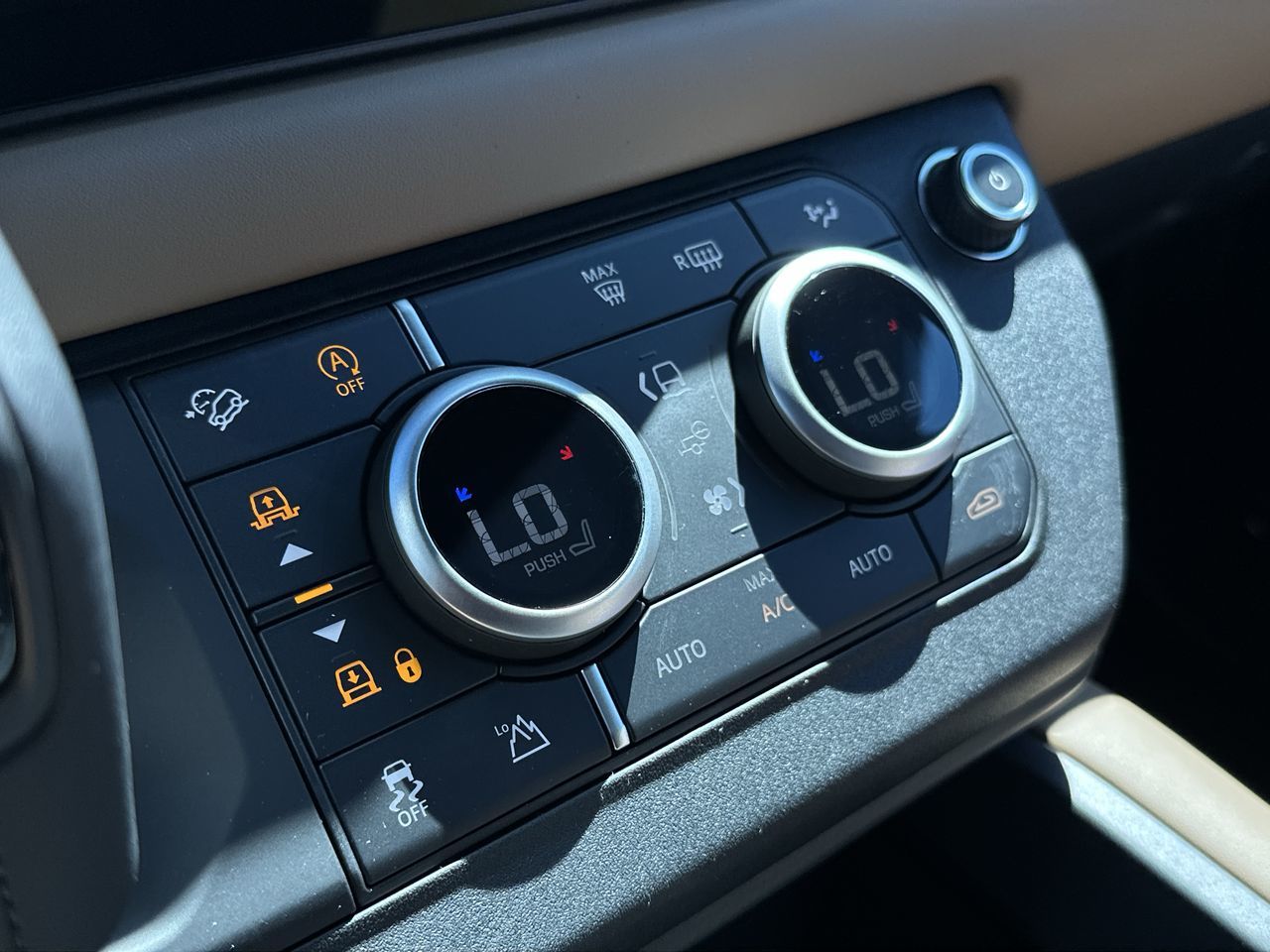 2025 Land Rover DEFENDER 90 Mild Hybrid in Vancouver, British Columbia