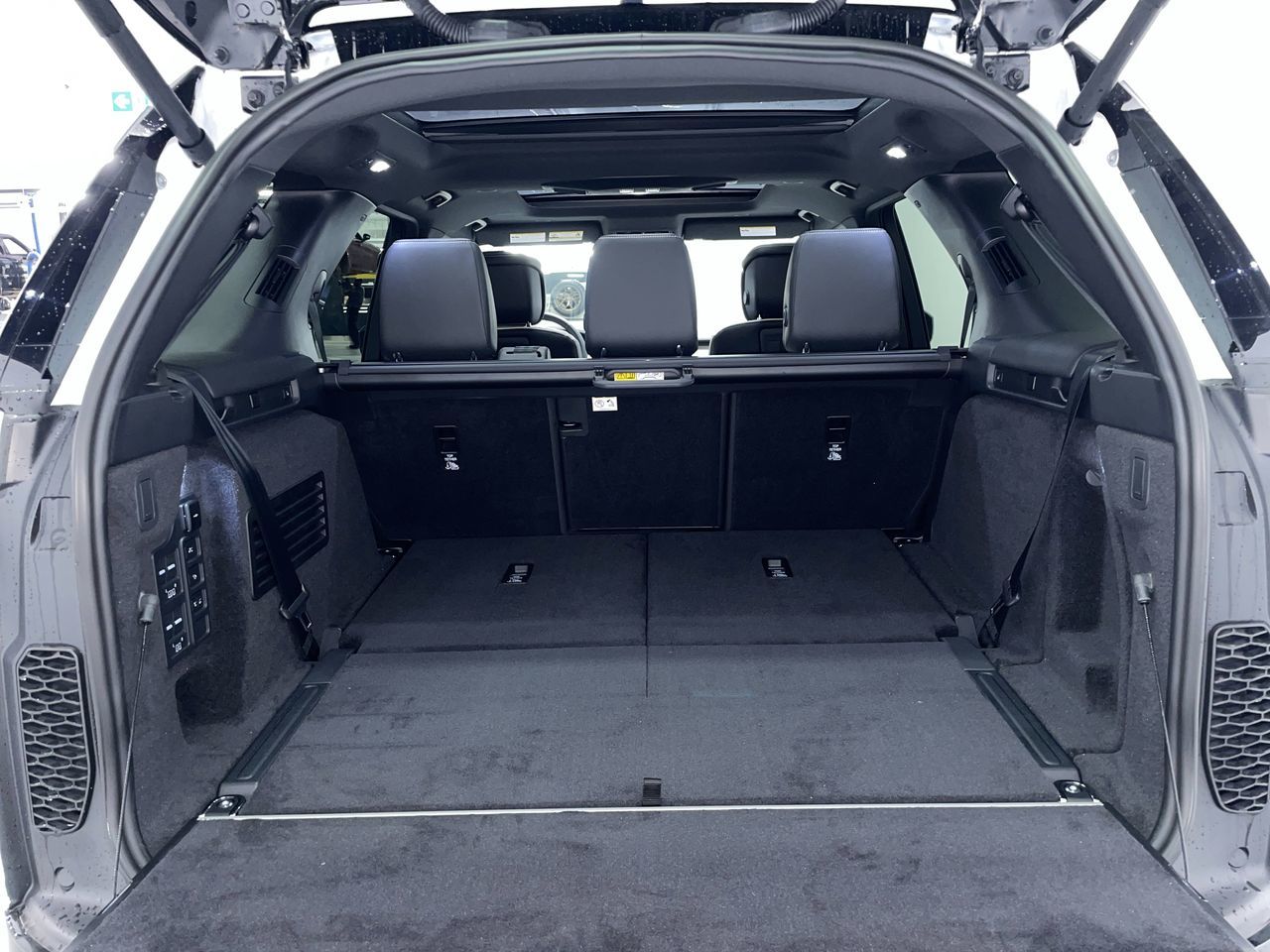 2024 Land Rover Discovery in Vancouver, British Columbia