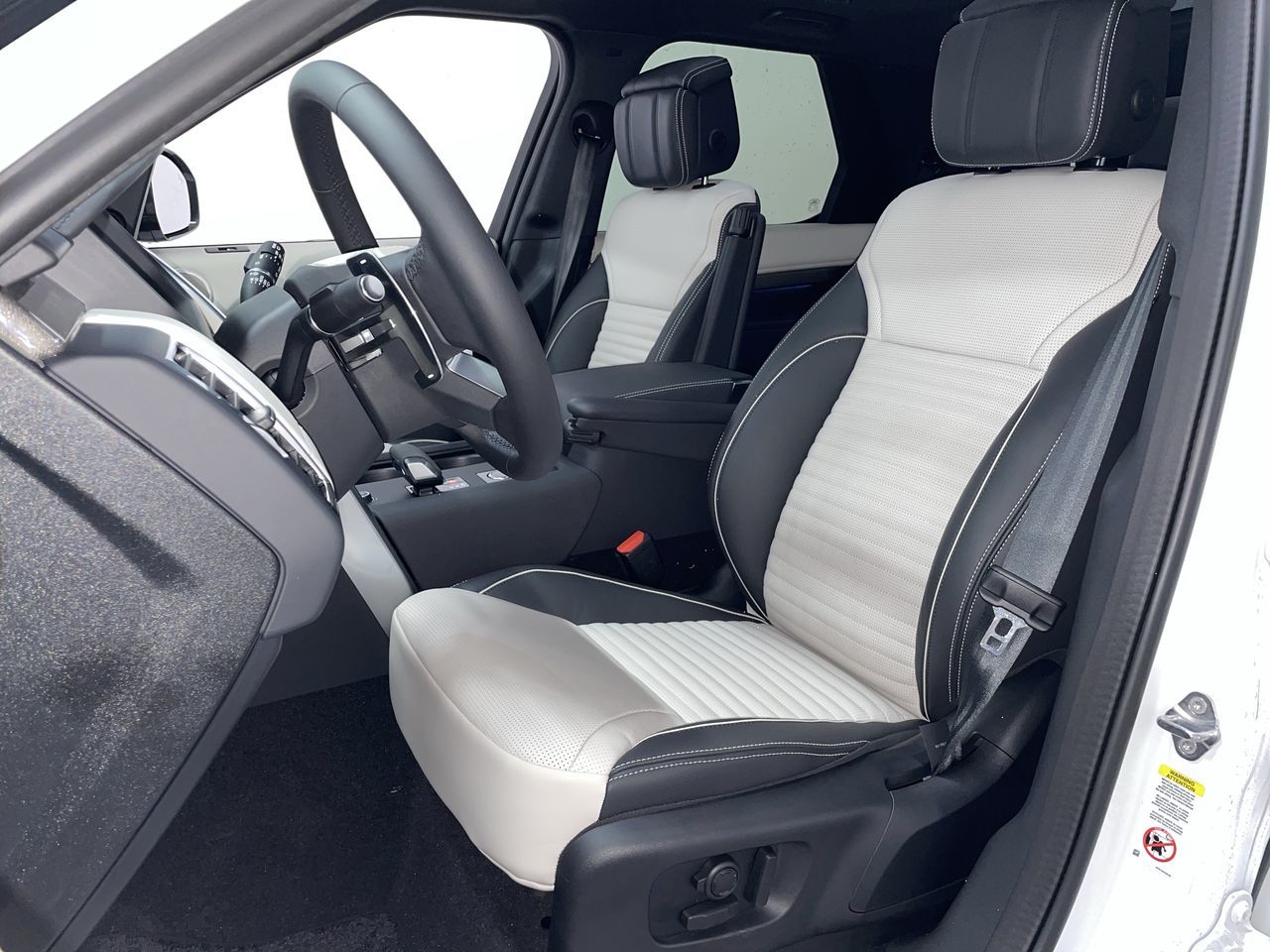 2024 Land Rover Discovery in Vancouver, British Columbia