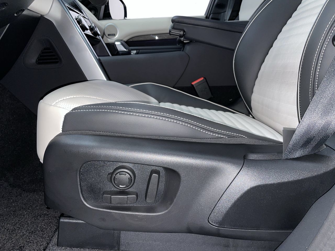 2024 Land Rover Discovery in Vancouver, British Columbia
