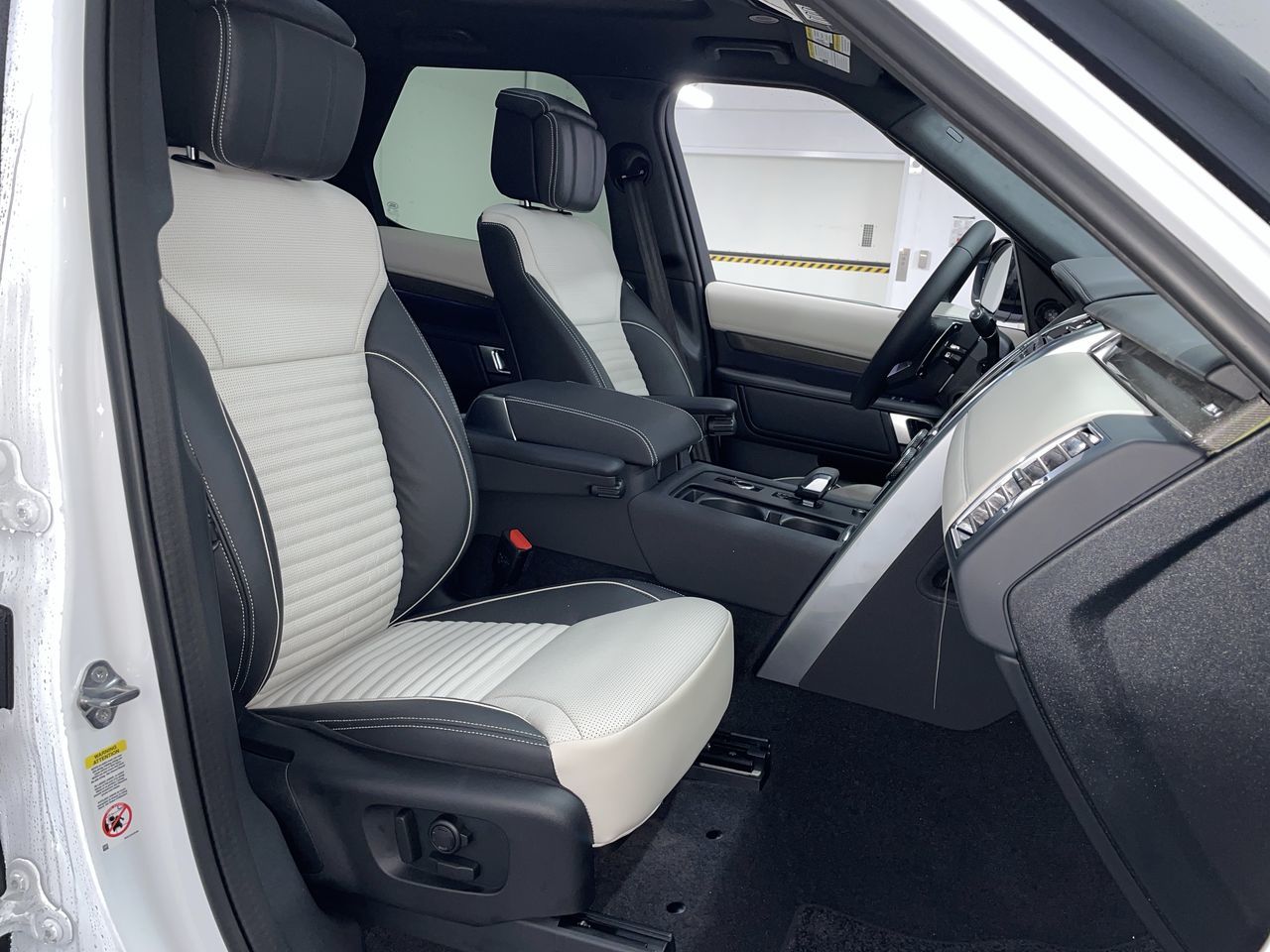 2024 Land Rover Discovery in Vancouver, British Columbia
