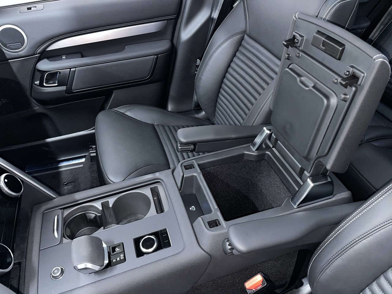 2025 Land Rover Discovery in Vancouver, British Columbia