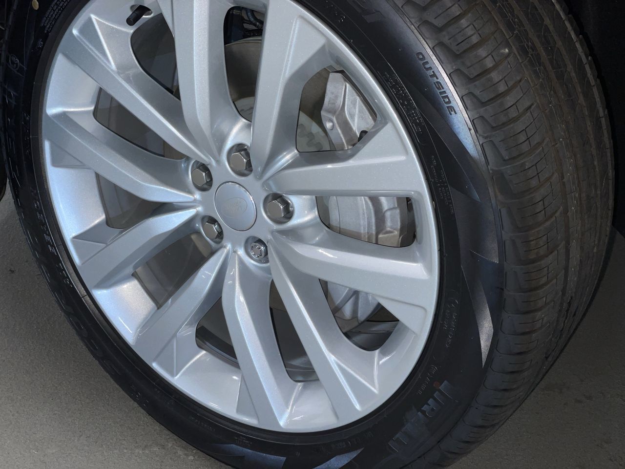 2025 Land Rover Discovery in Vancouver, British Columbia