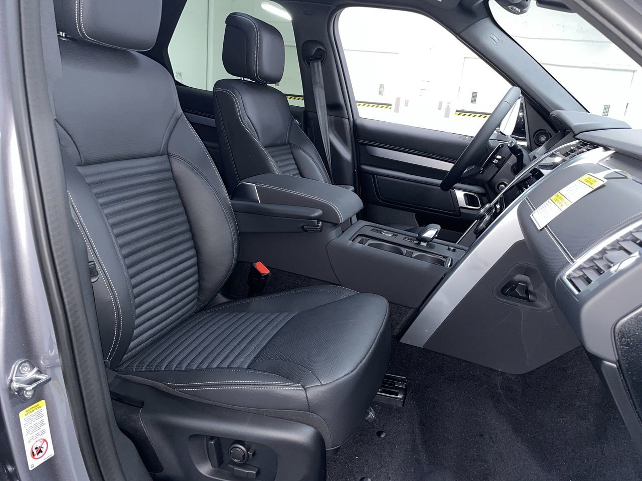 2025 Land Rover Discovery in Vancouver, British Columbia