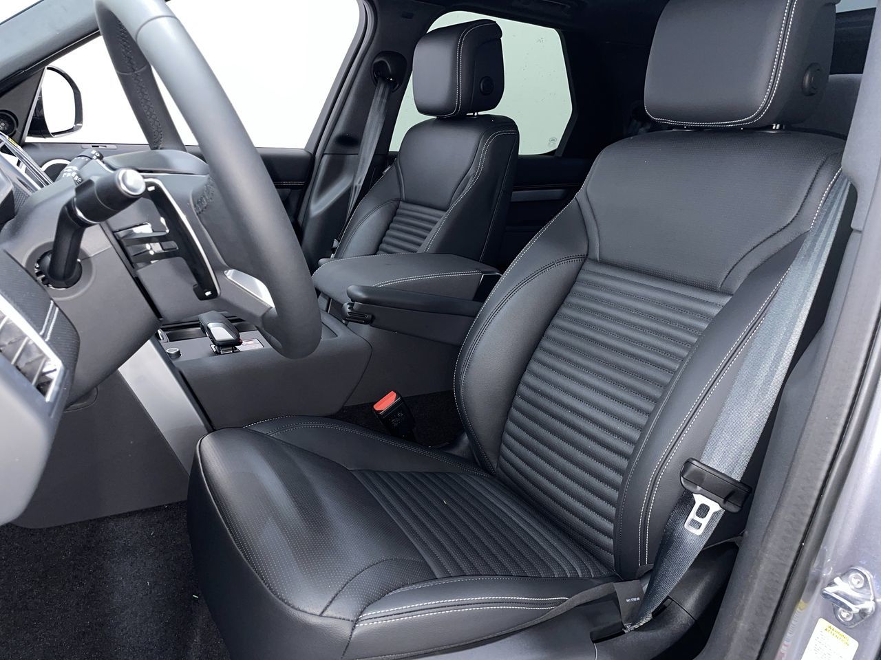 2025 Land Rover Discovery in Vancouver, British Columbia