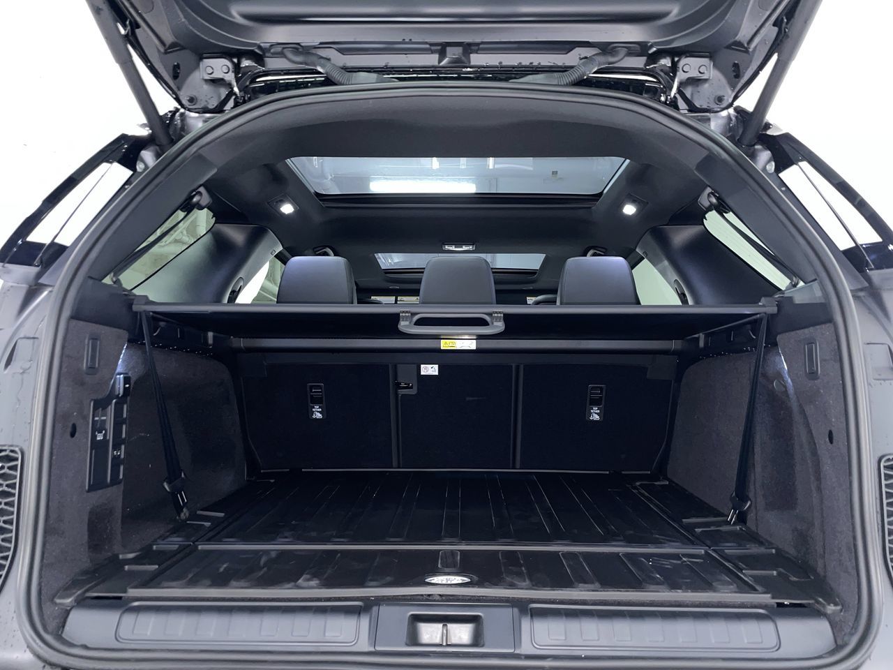 2025 Land Rover Discovery in Vancouver, British Columbia