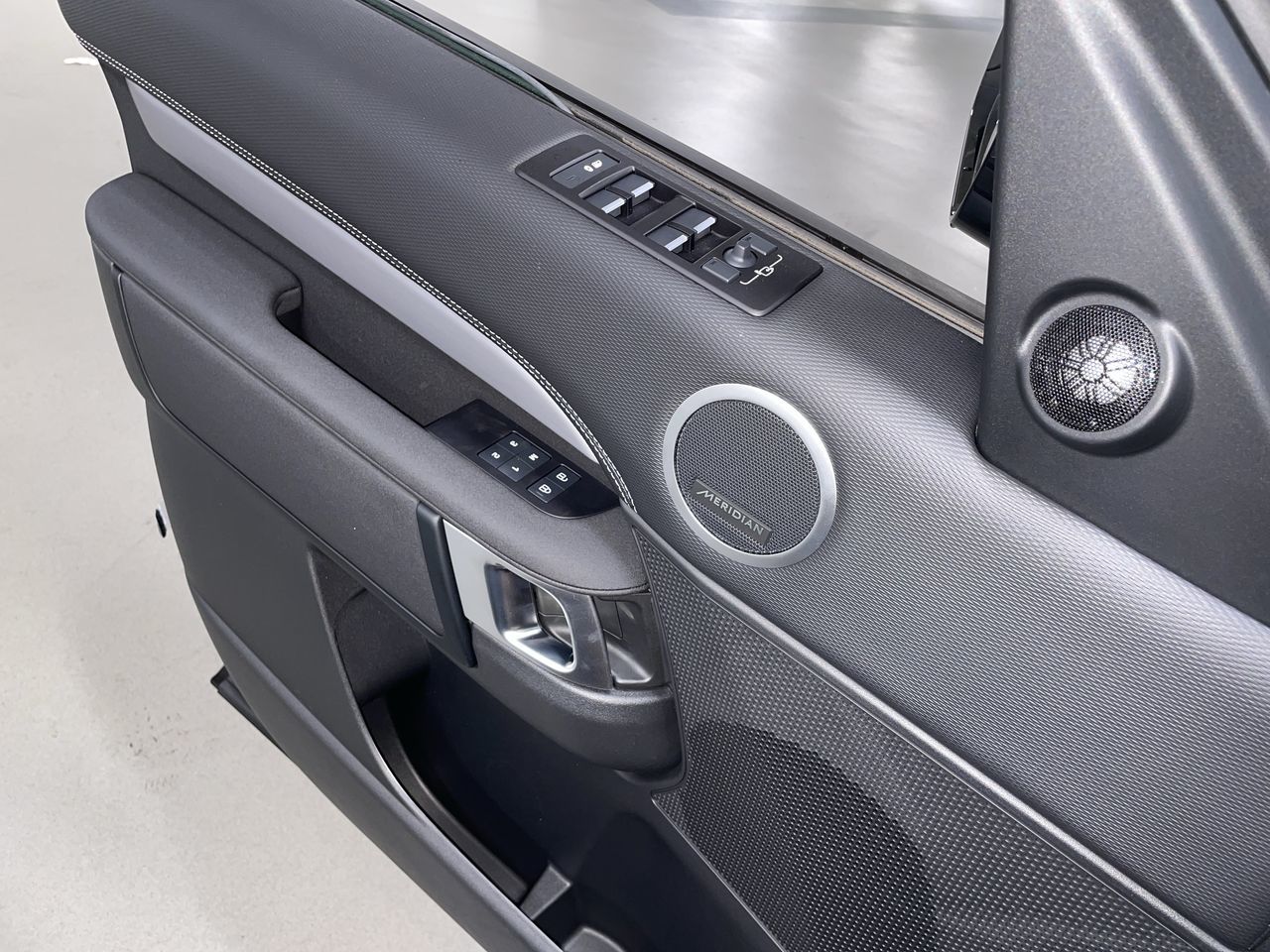 2025 Land Rover Discovery in Vancouver, British Columbia