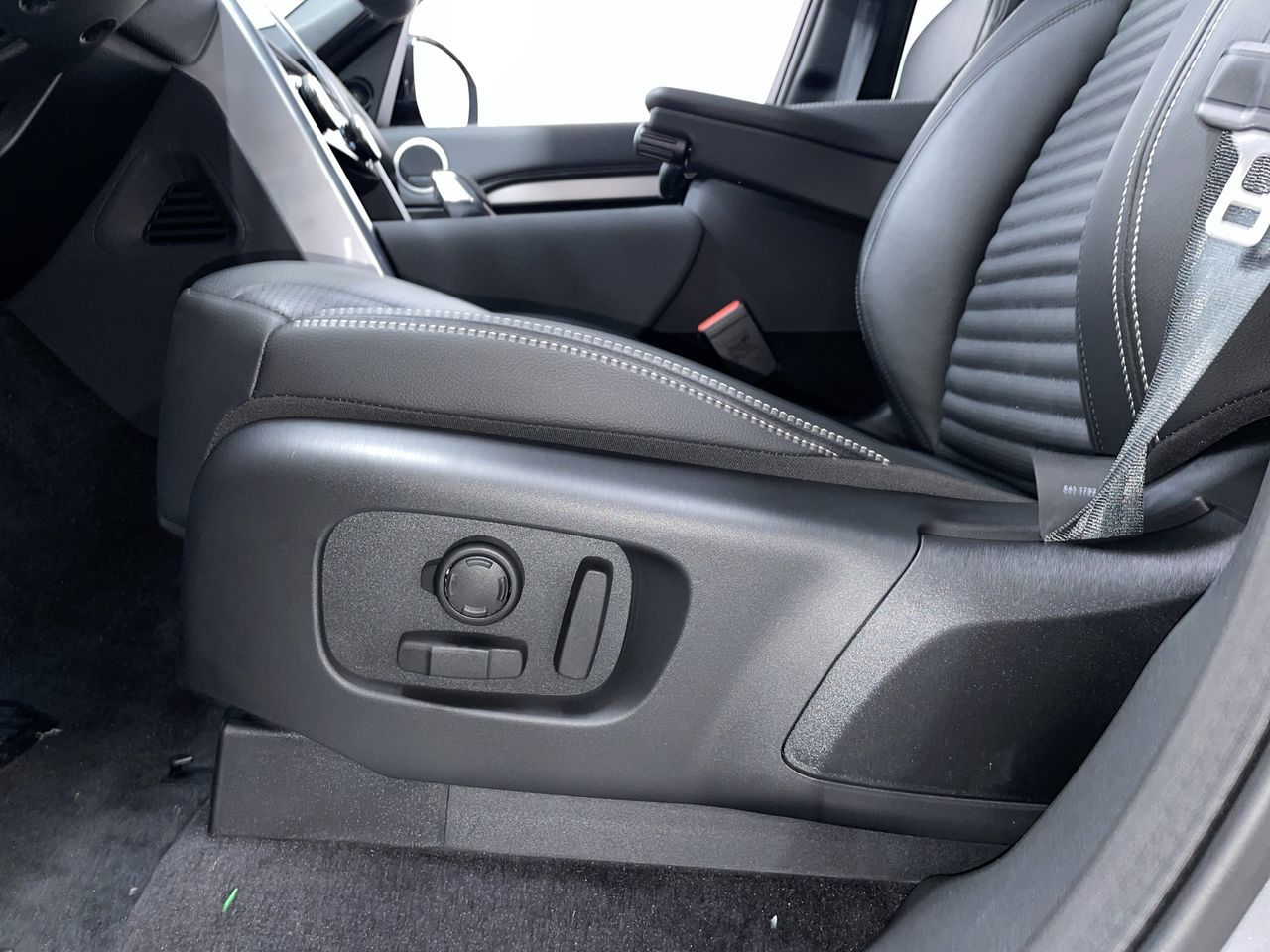 2025 Land Rover Discovery in Vancouver, British Columbia