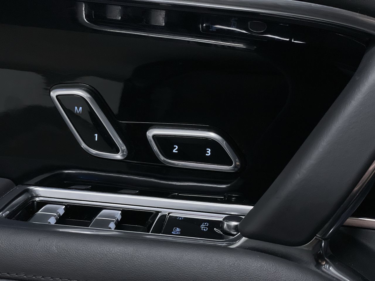 2023  New Range Rover