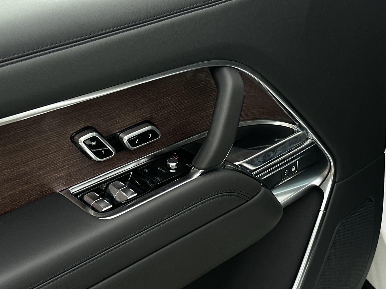 2025 Land Rover Range Rover Plug-in Hybrid in Vancouver, British Columbia