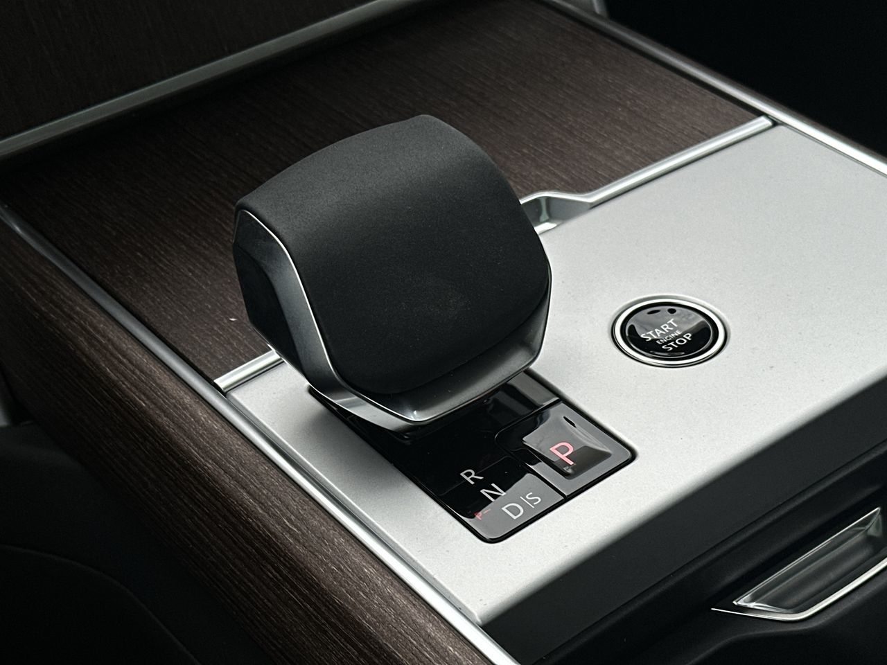 2025 Land Rover Range Rover Plug-in Hybrid in Vancouver, British Columbia