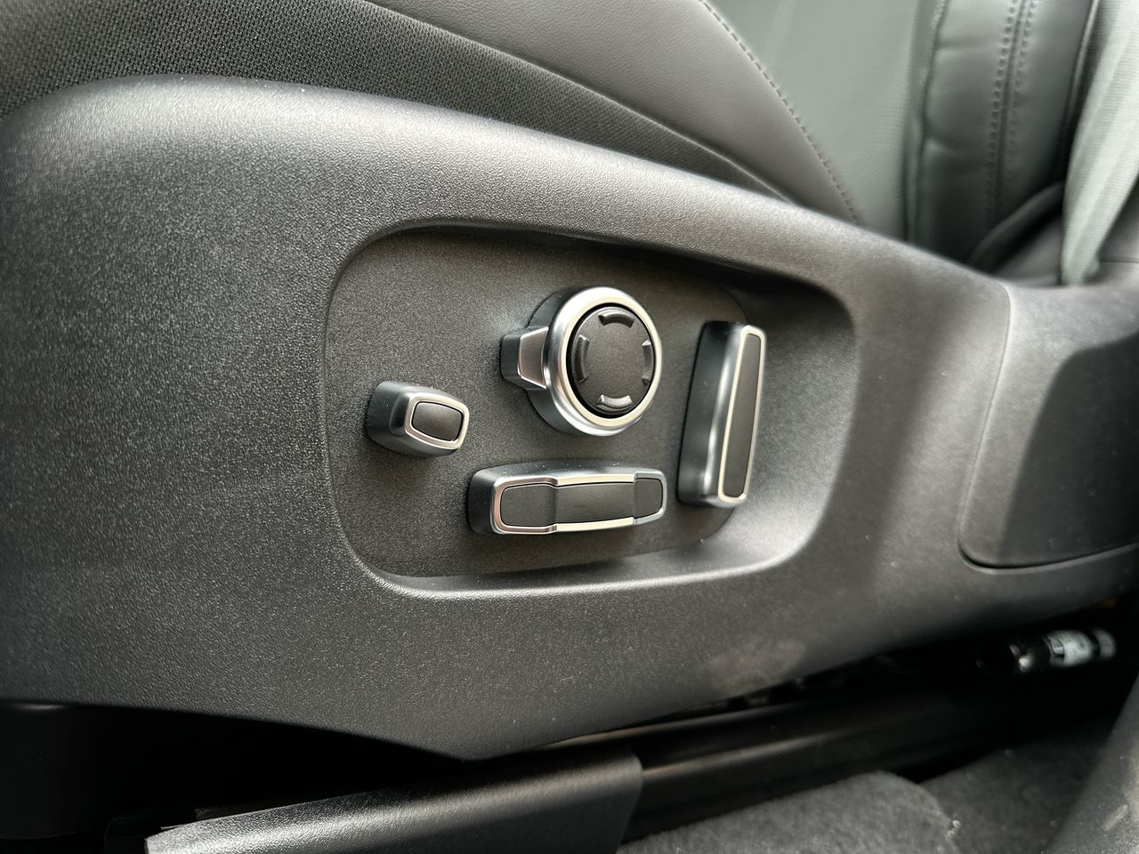 2025 Land Rover Range Rover Velar Mild Hybrid in Vancouver, British Columbia