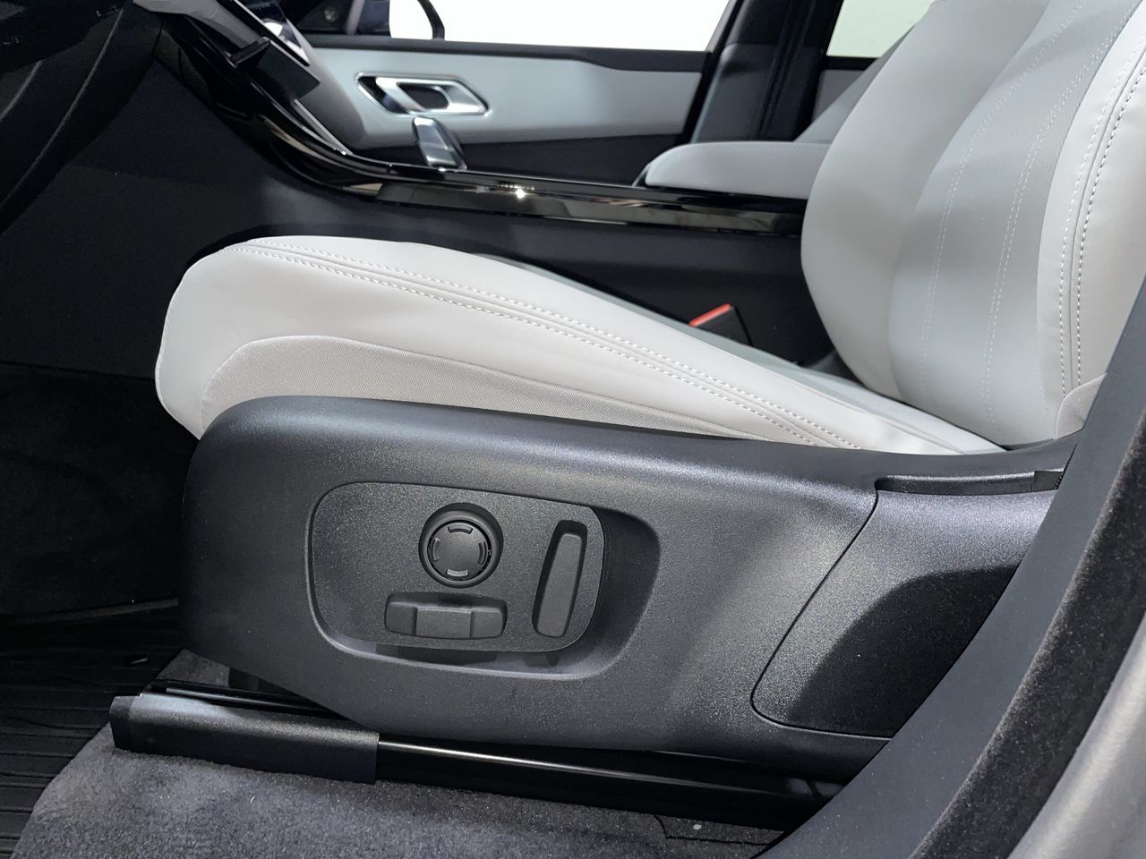 2026  Range Rover Velar