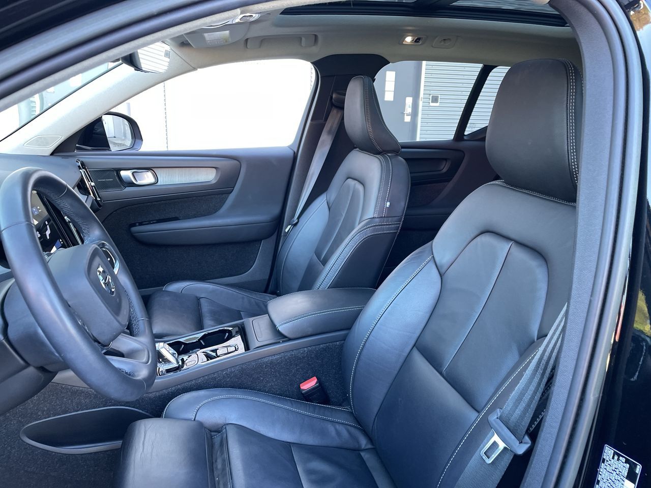 2022  XC40